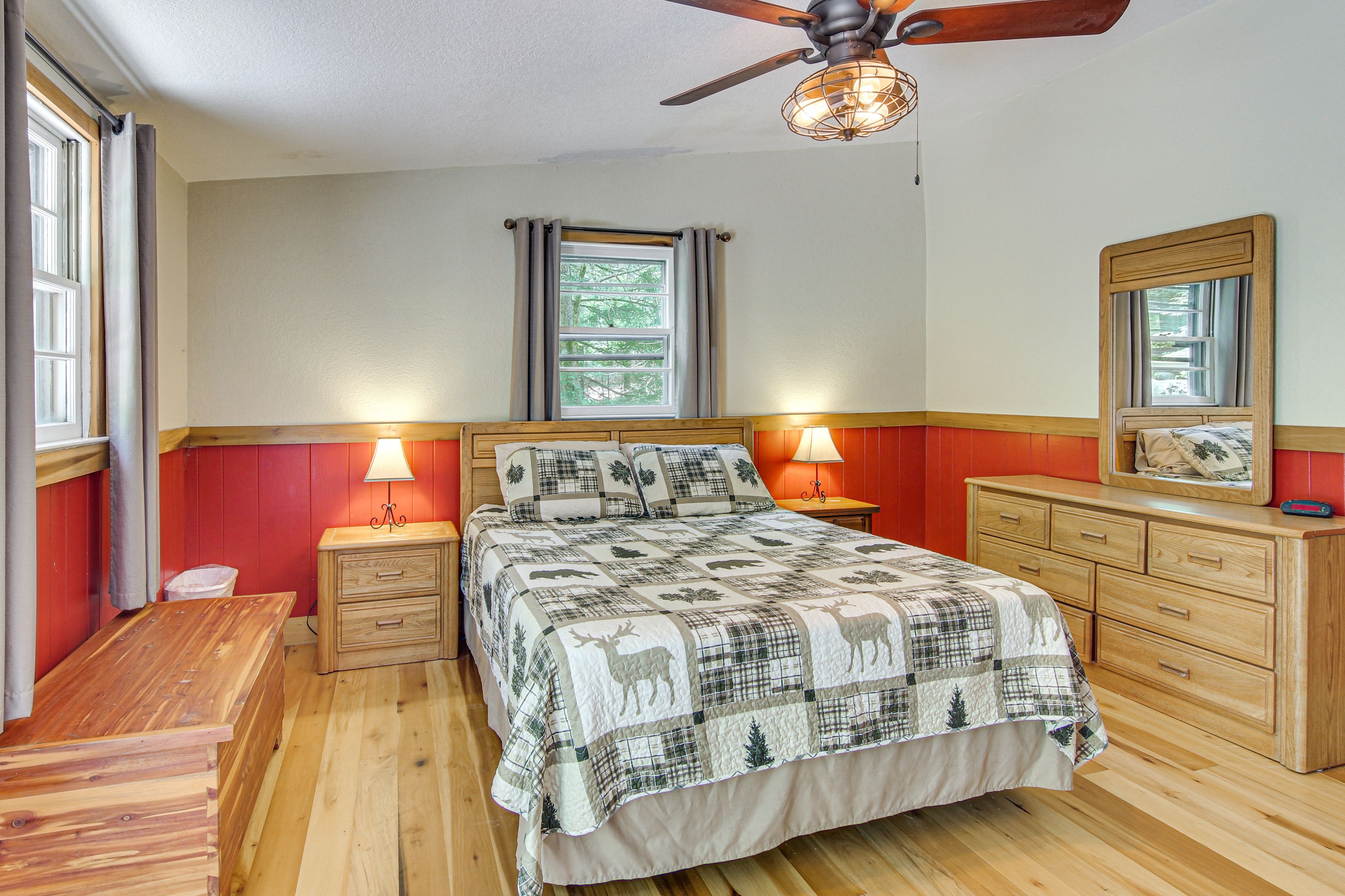 Bedroom 1 | Queen Bed