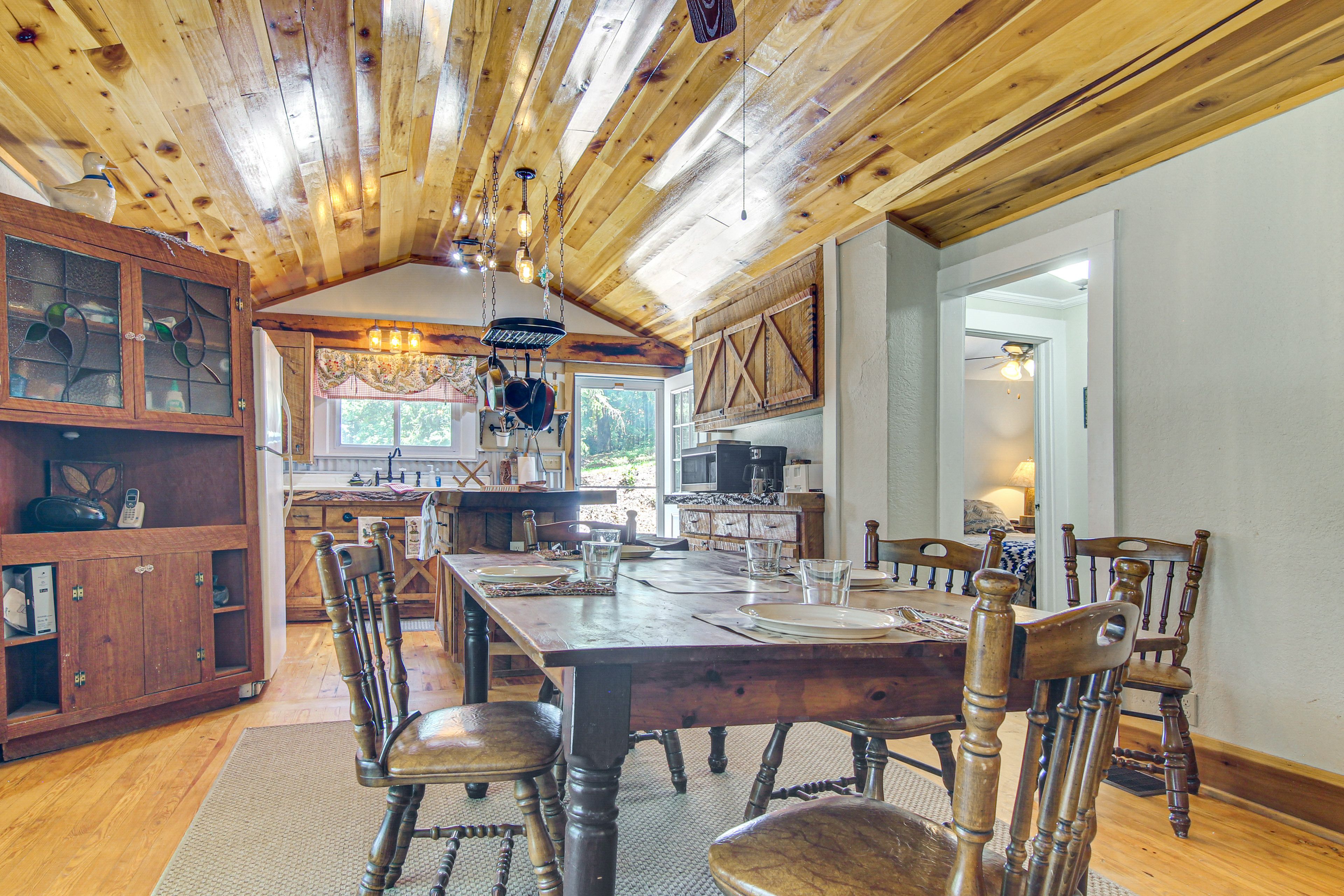 Dining Room | Dishes & Flatware Provided