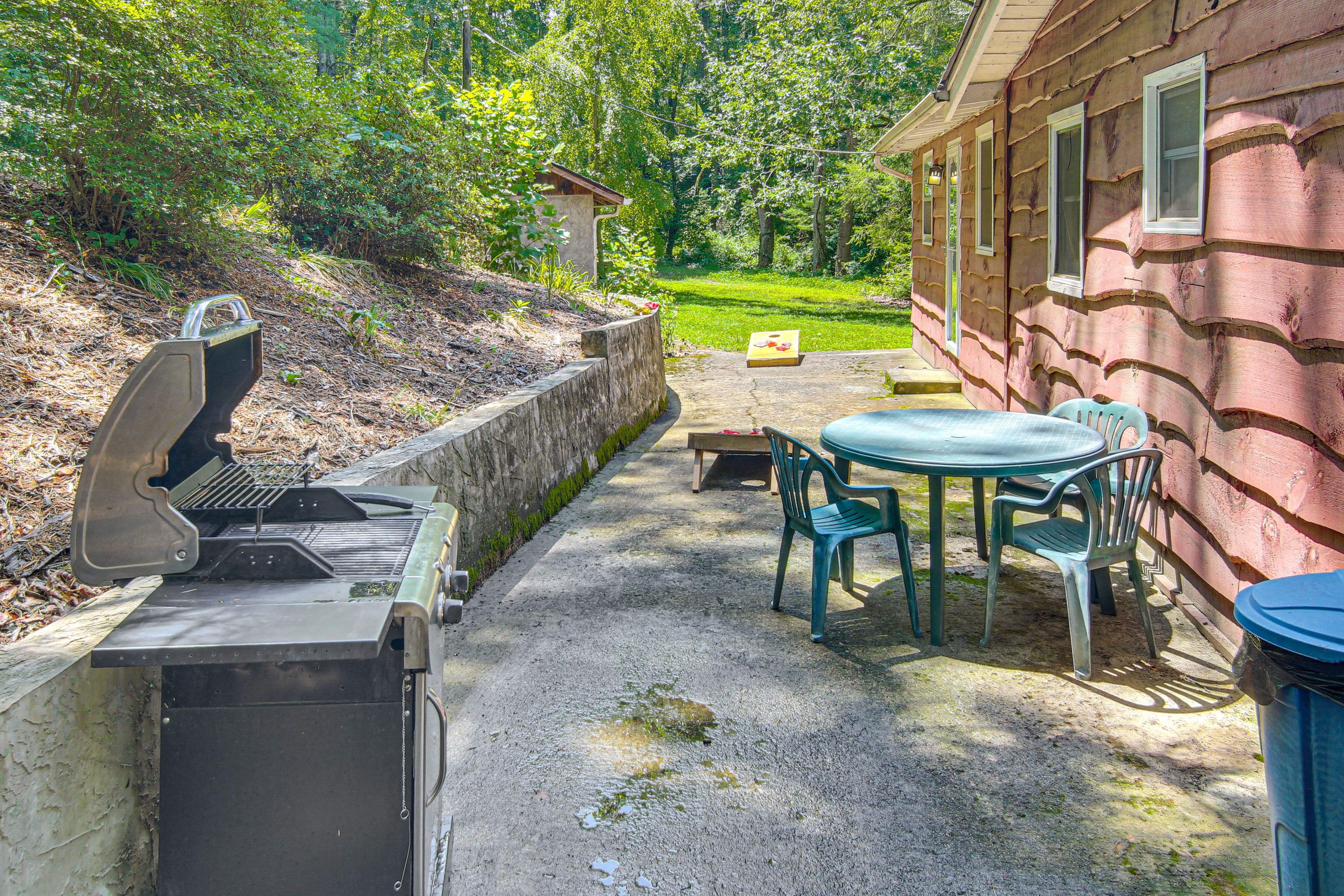 Patio | Gas Grill | Cornhole | Outdoor Dining