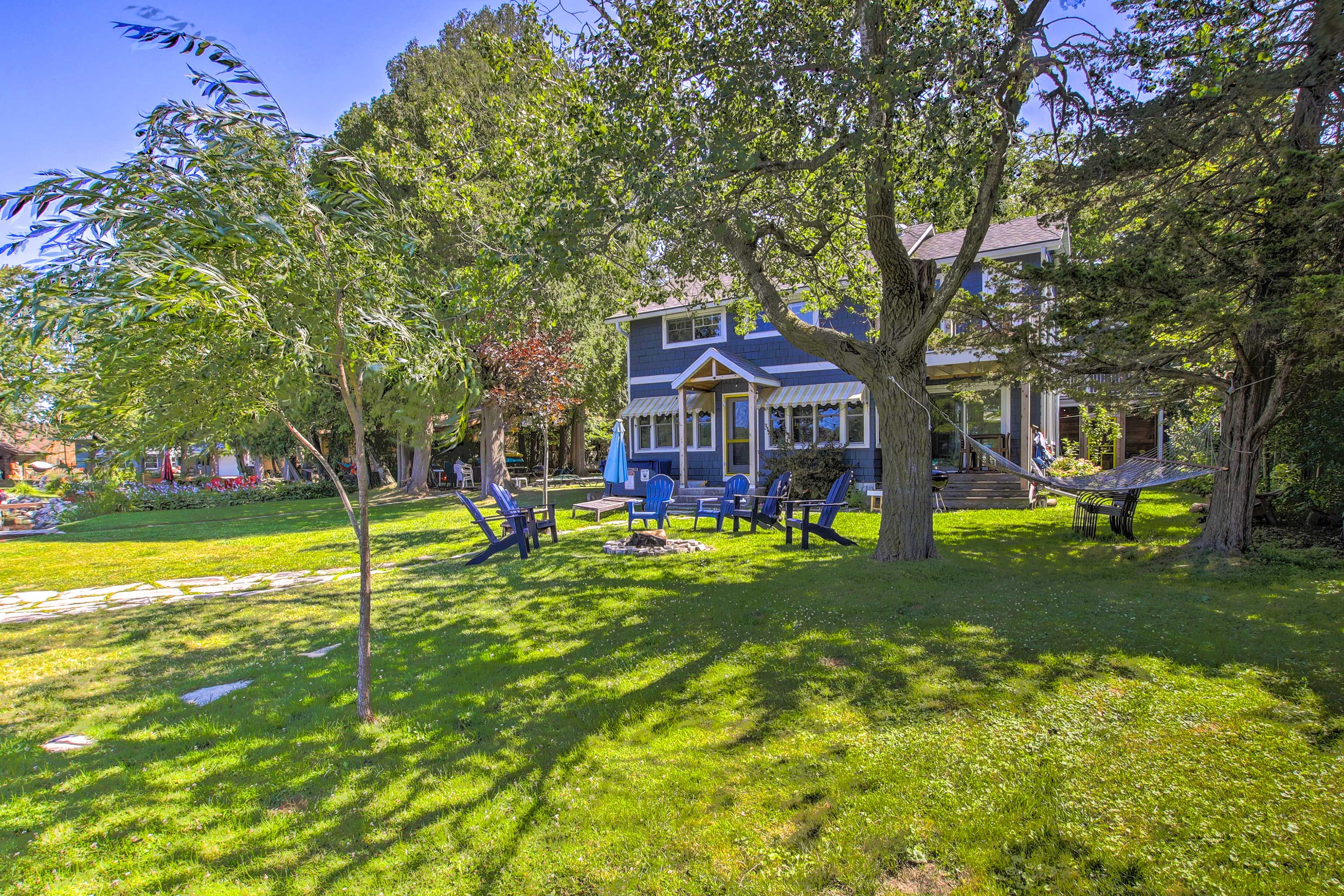 Private Backyard | Charcoal Grill | Fire Pit | Hammock | Outdoor Wet Bar