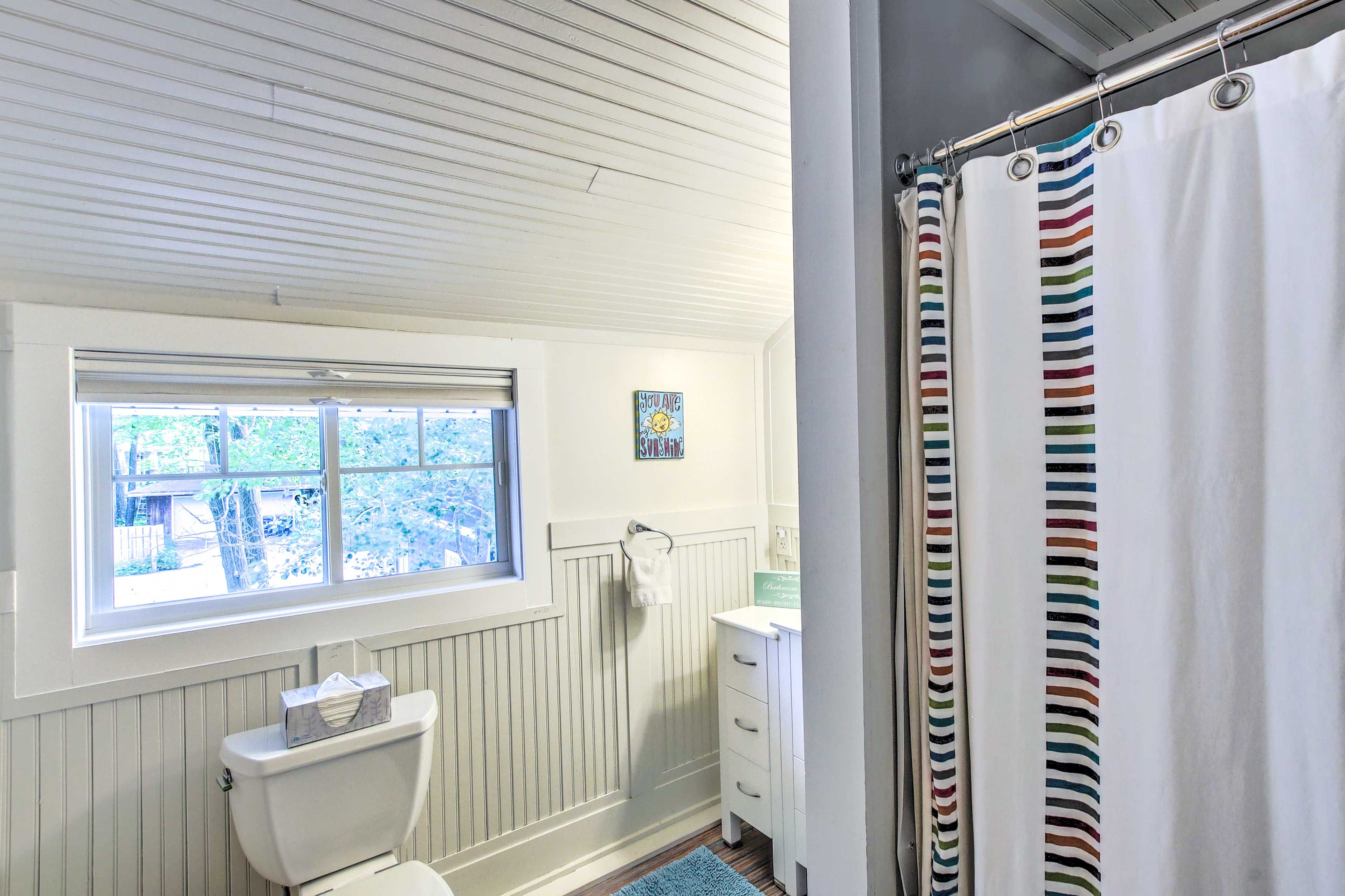 Full Bathroom | 2nd Floor | Walk-In Shower | Complimentary Toiletries | Towels