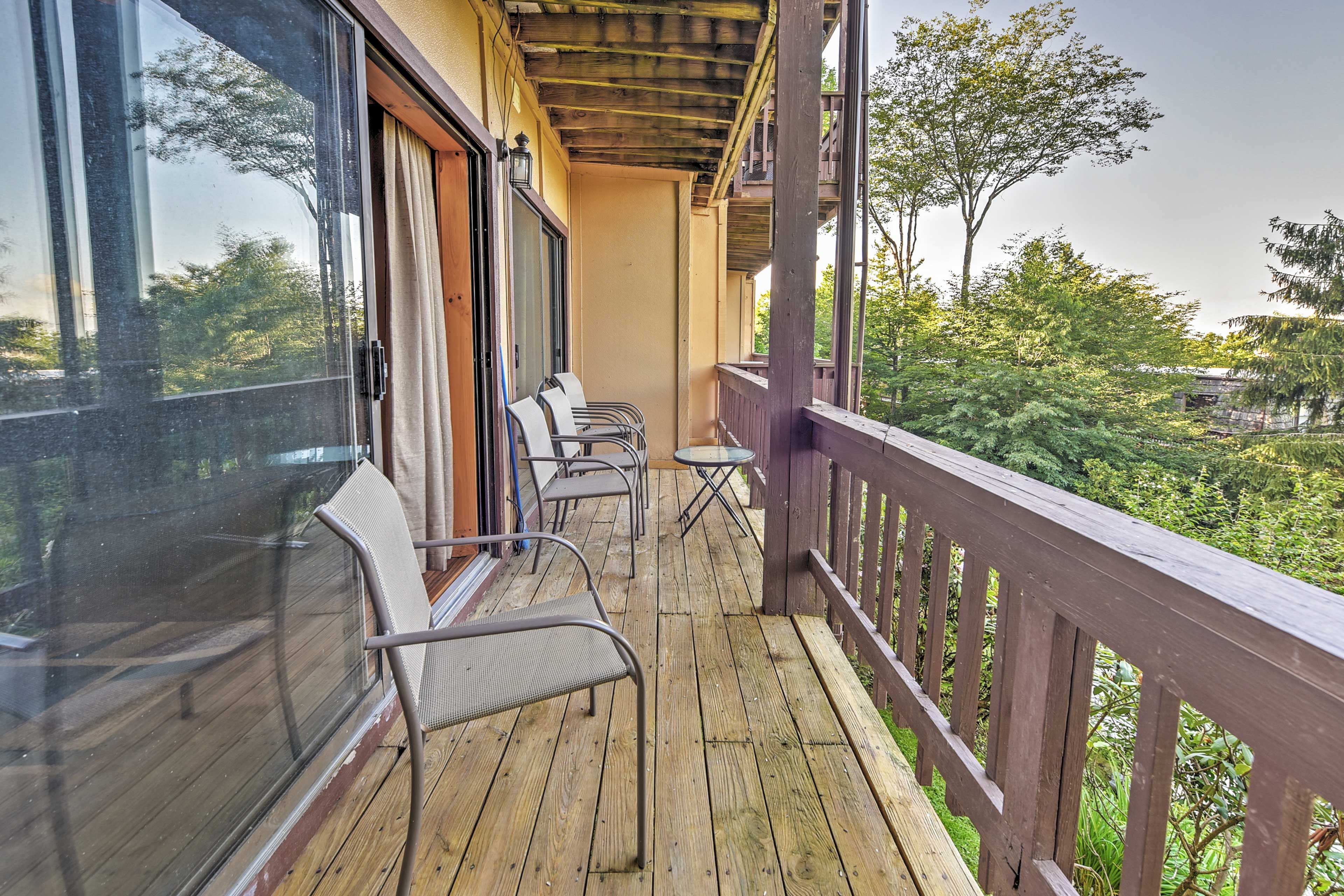 Admire mountain views from this Beech Mountain condo's private balcony.