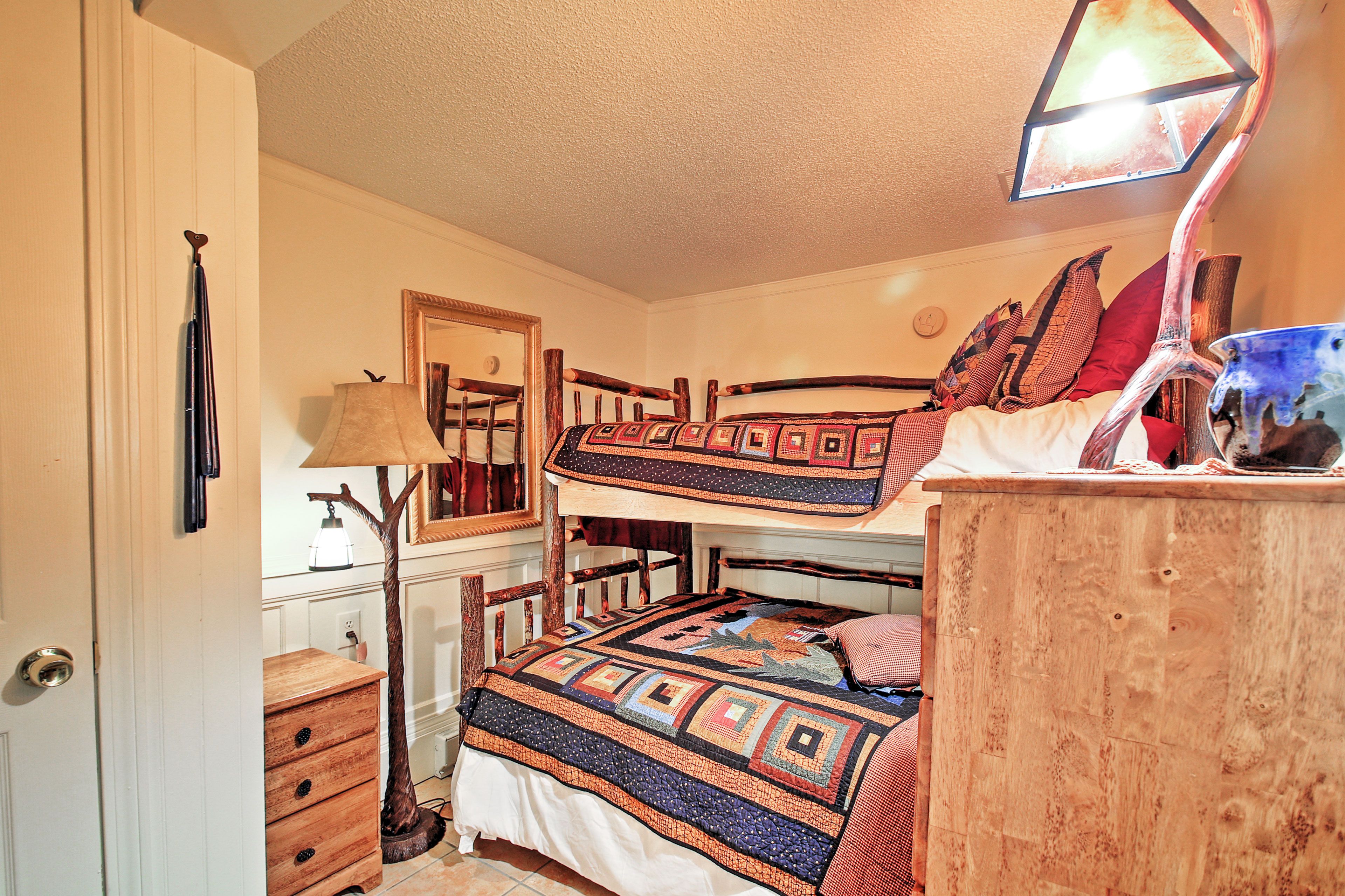 Bedroom | Twin/Full Bunk Bed w/ Twin Trundle Bed