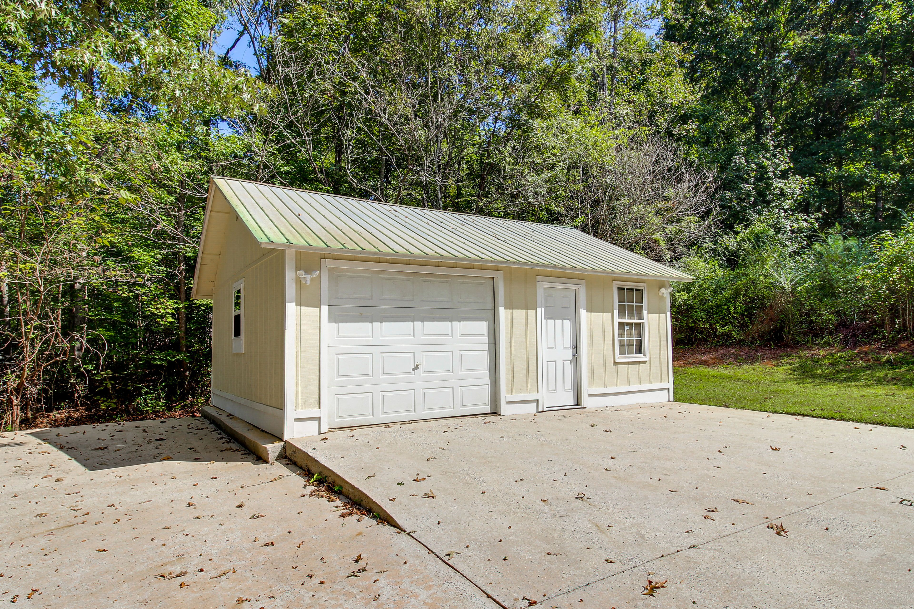 Parking | Garage (1 Boat) | Battery Charger Available