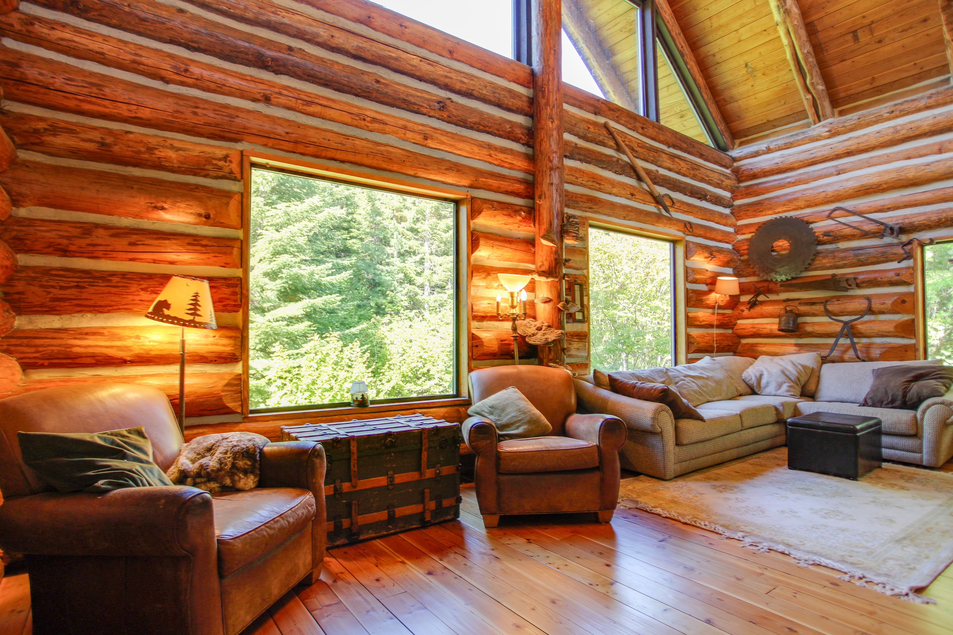 Living Room | Free WiFi | Central Heat & A/C
