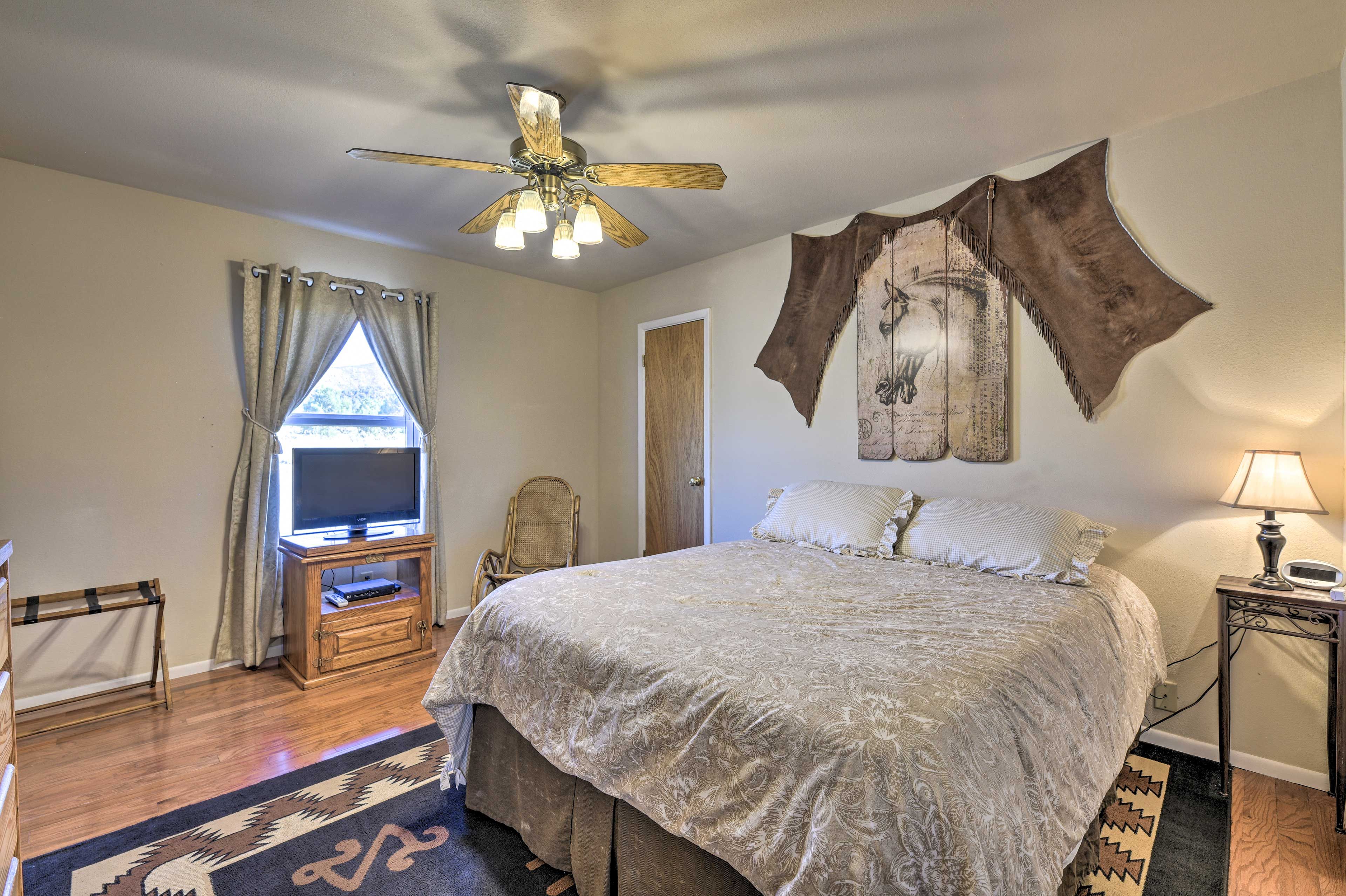 Bedroom 1 | Queen Bed