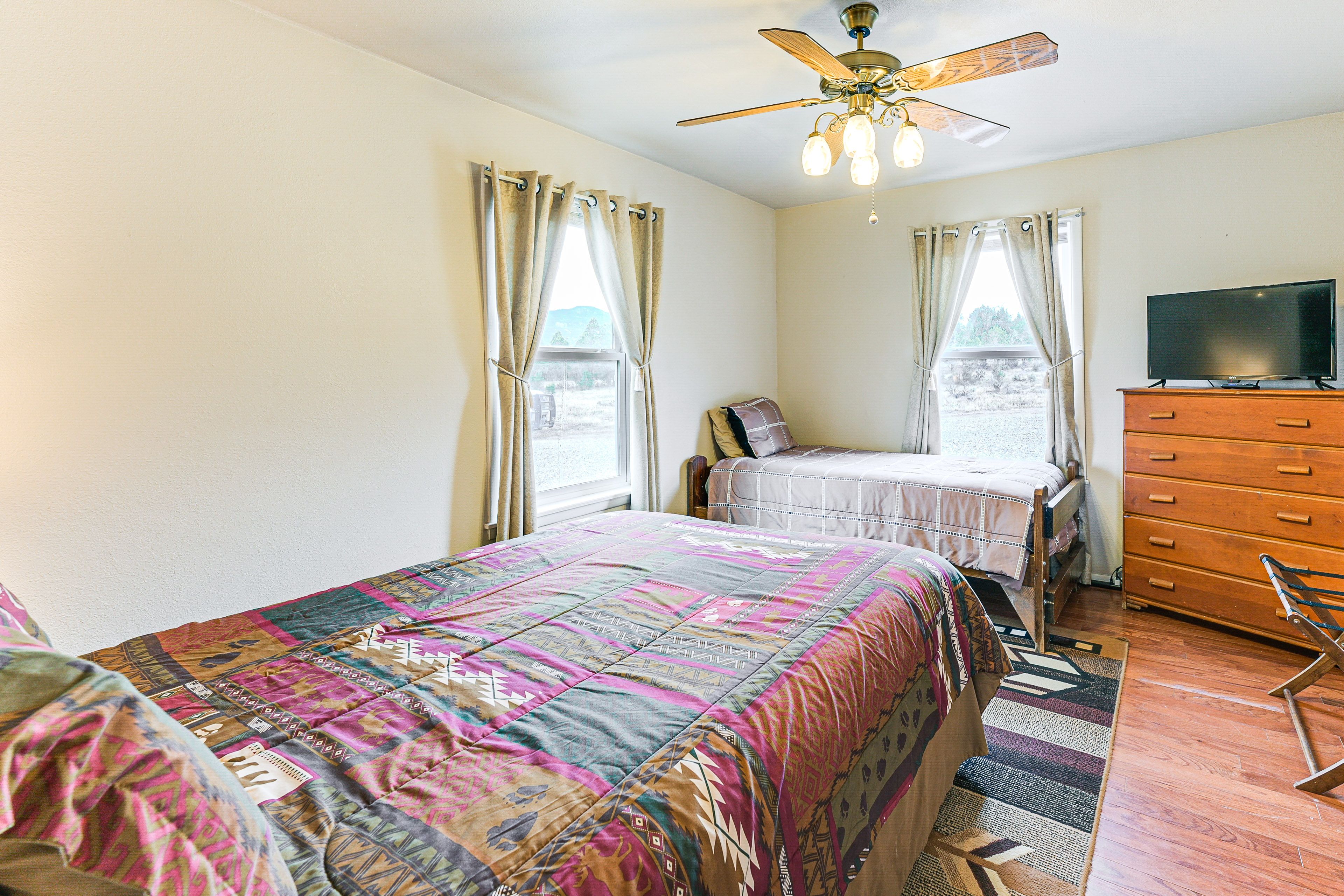 Bedroom 2 | Queen Bed | Twin Bed