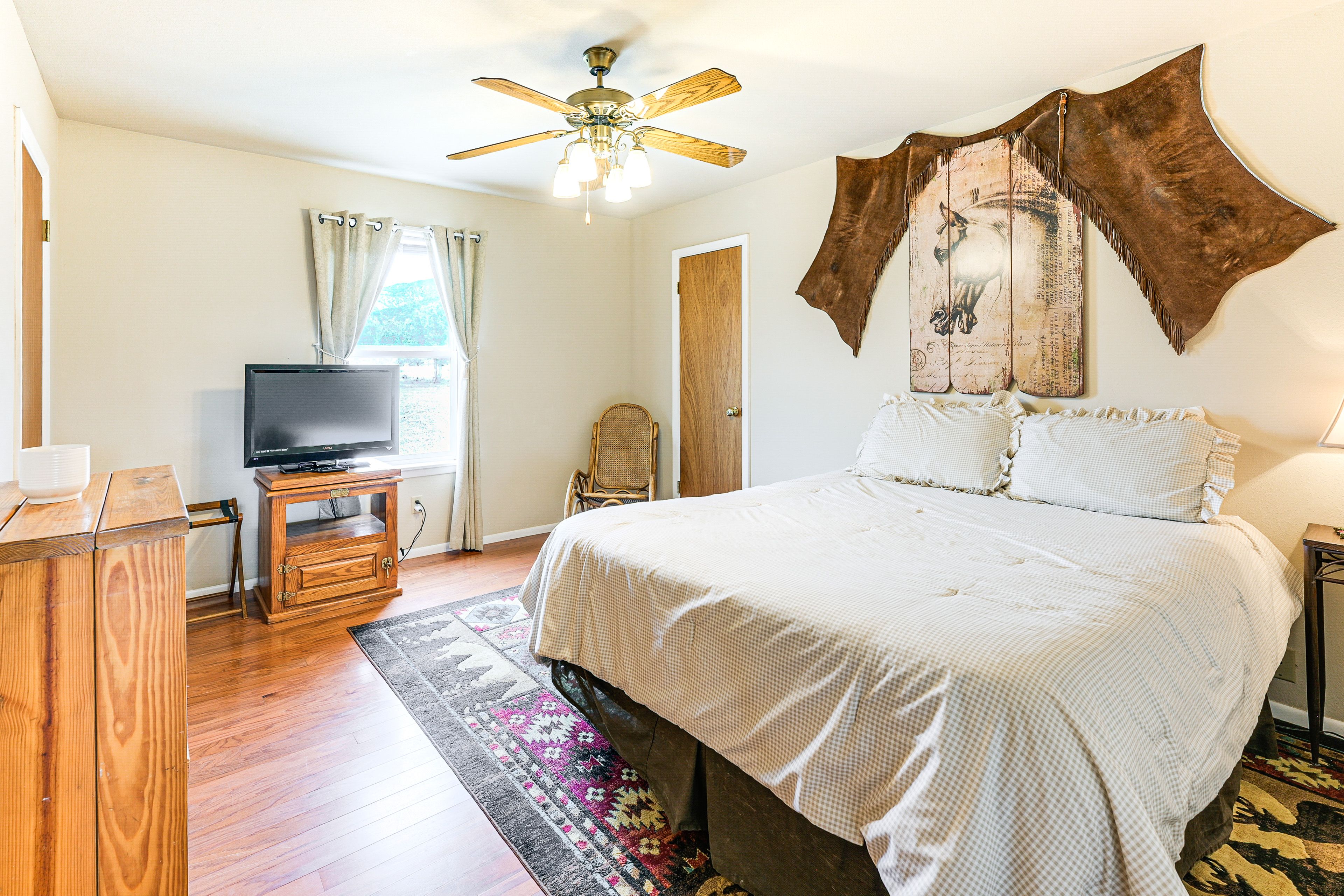 Bedroom 1 | Queen Bed