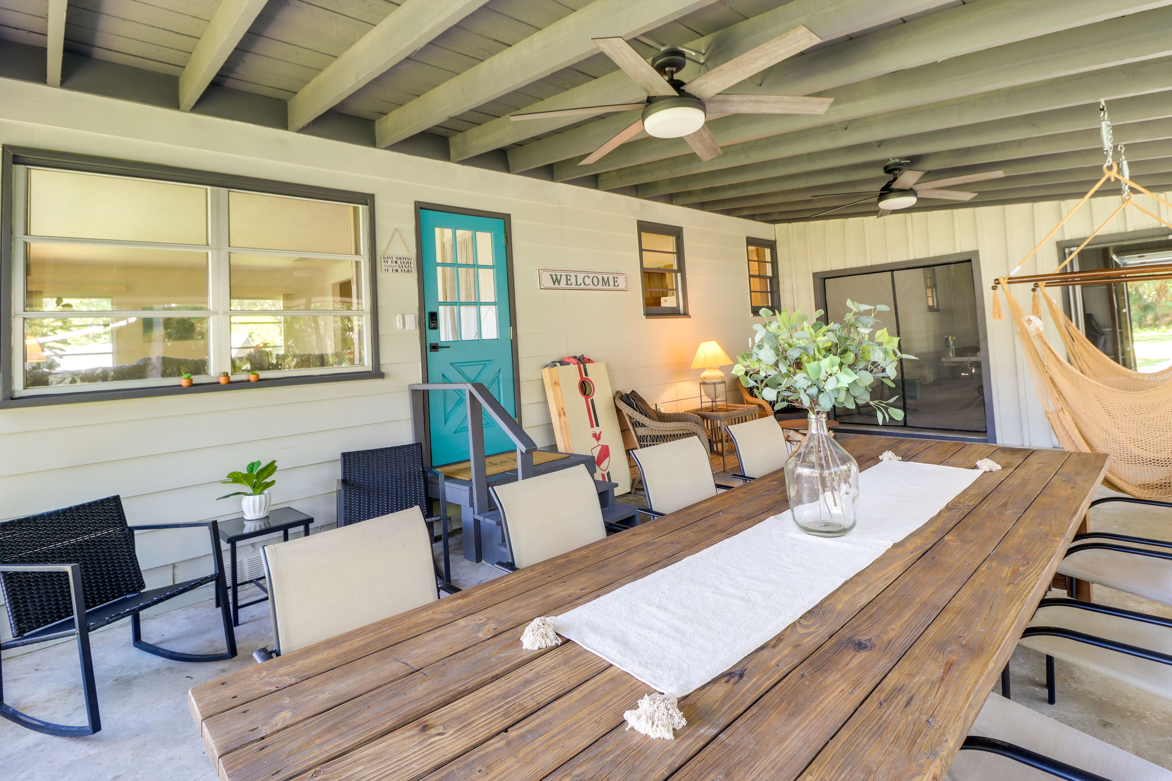 Screened-In Patio | Outdoor Dining | Cornhole