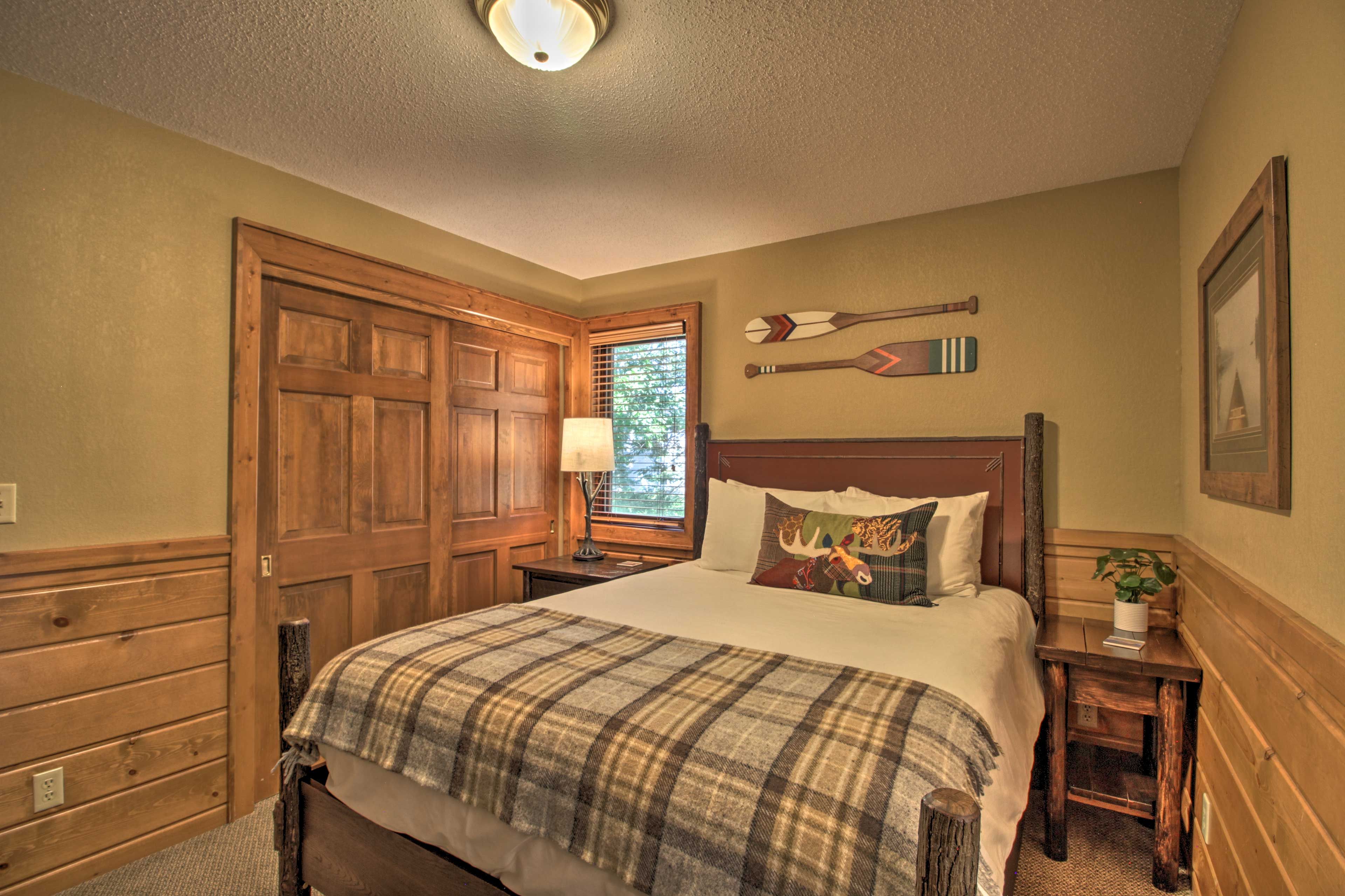 Bedroom 1 | Queen Bed