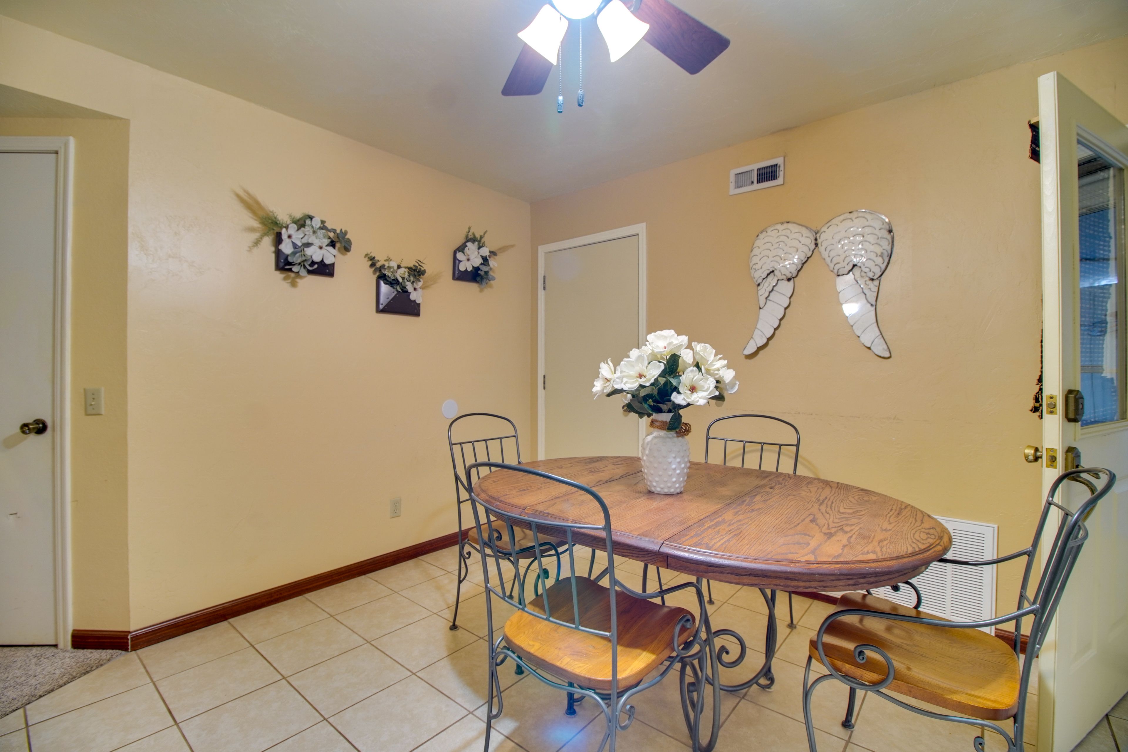 Dining Area | Dishes & Flatware Provided