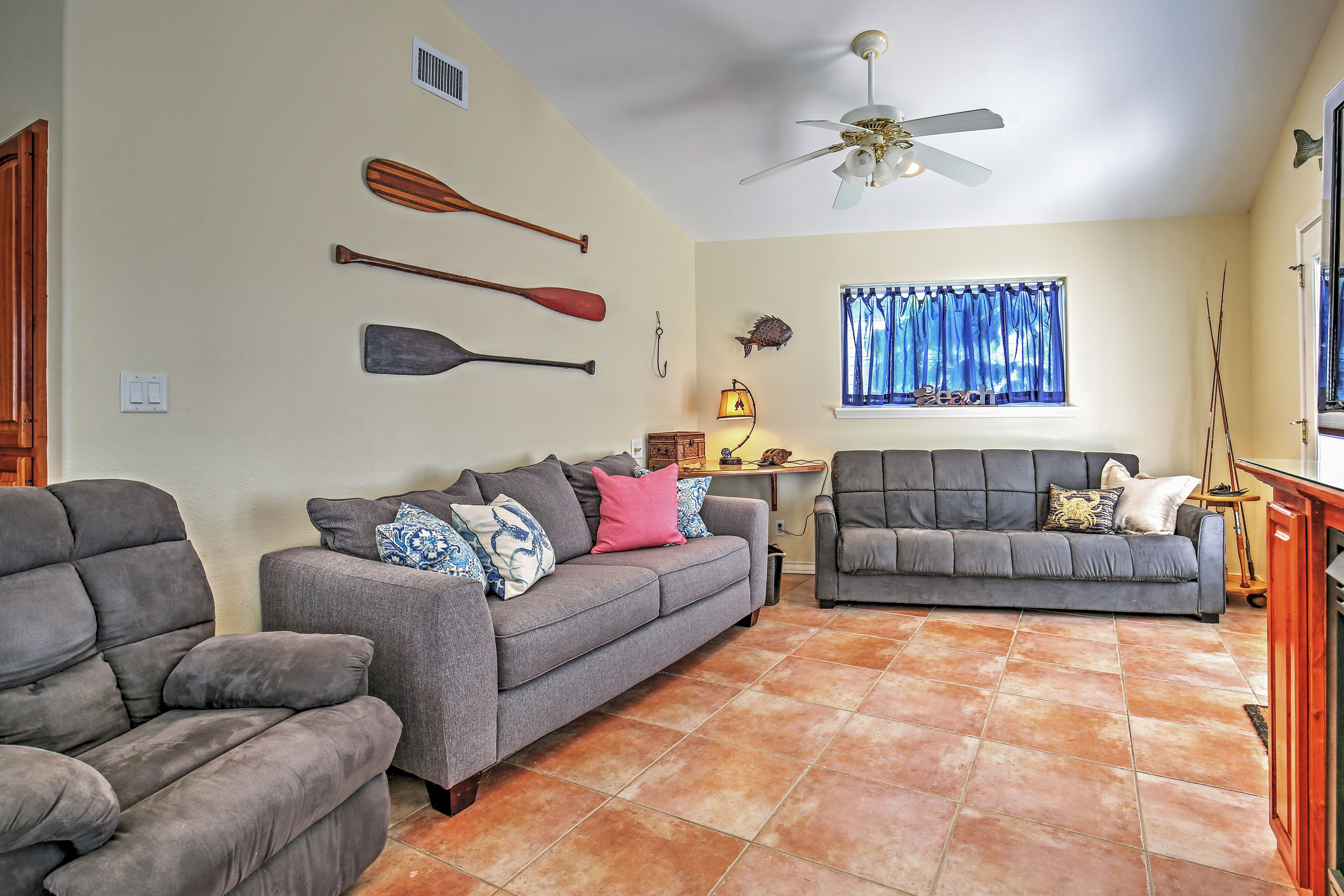 Living Room | Free WiFi | Central A/C & Heat