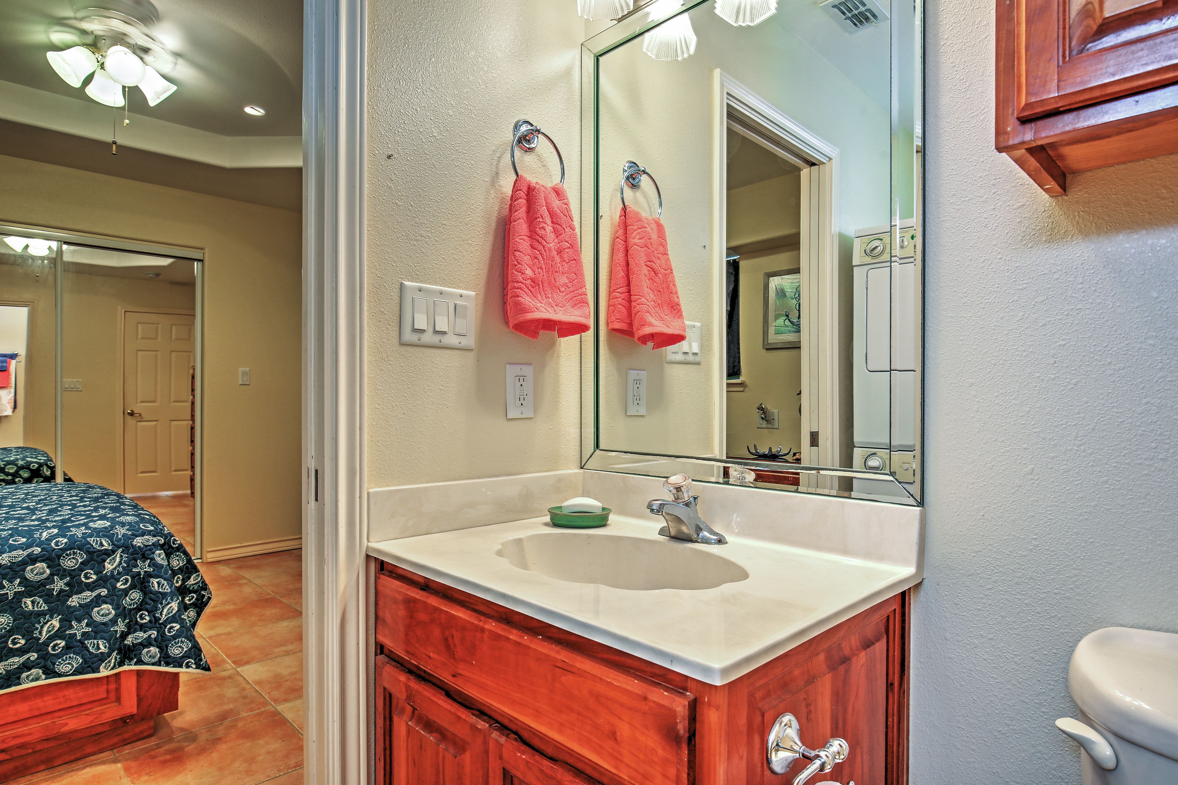En-Suite Bathroom | Towels Provided | Washer & Dryer