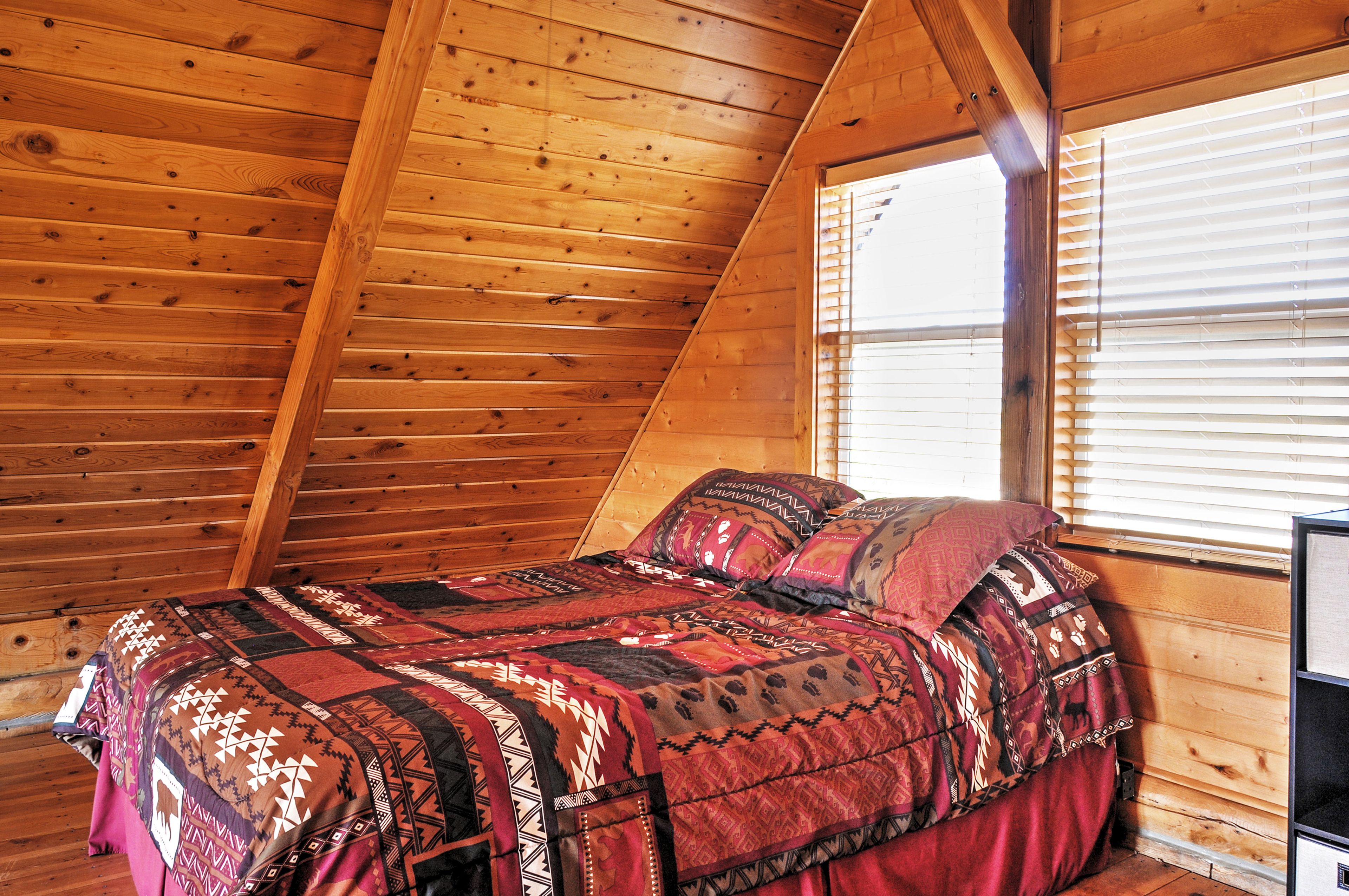 Bedroom (Loft) | Queen Bed | Linens Provided | Ladder Access