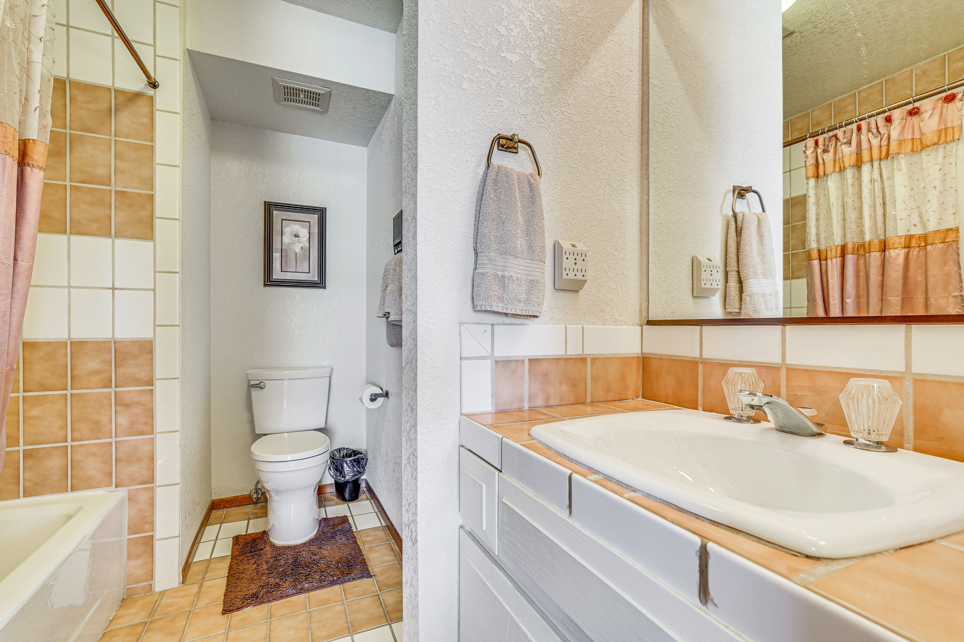 Full Bathroom | Towels & Linens Provided