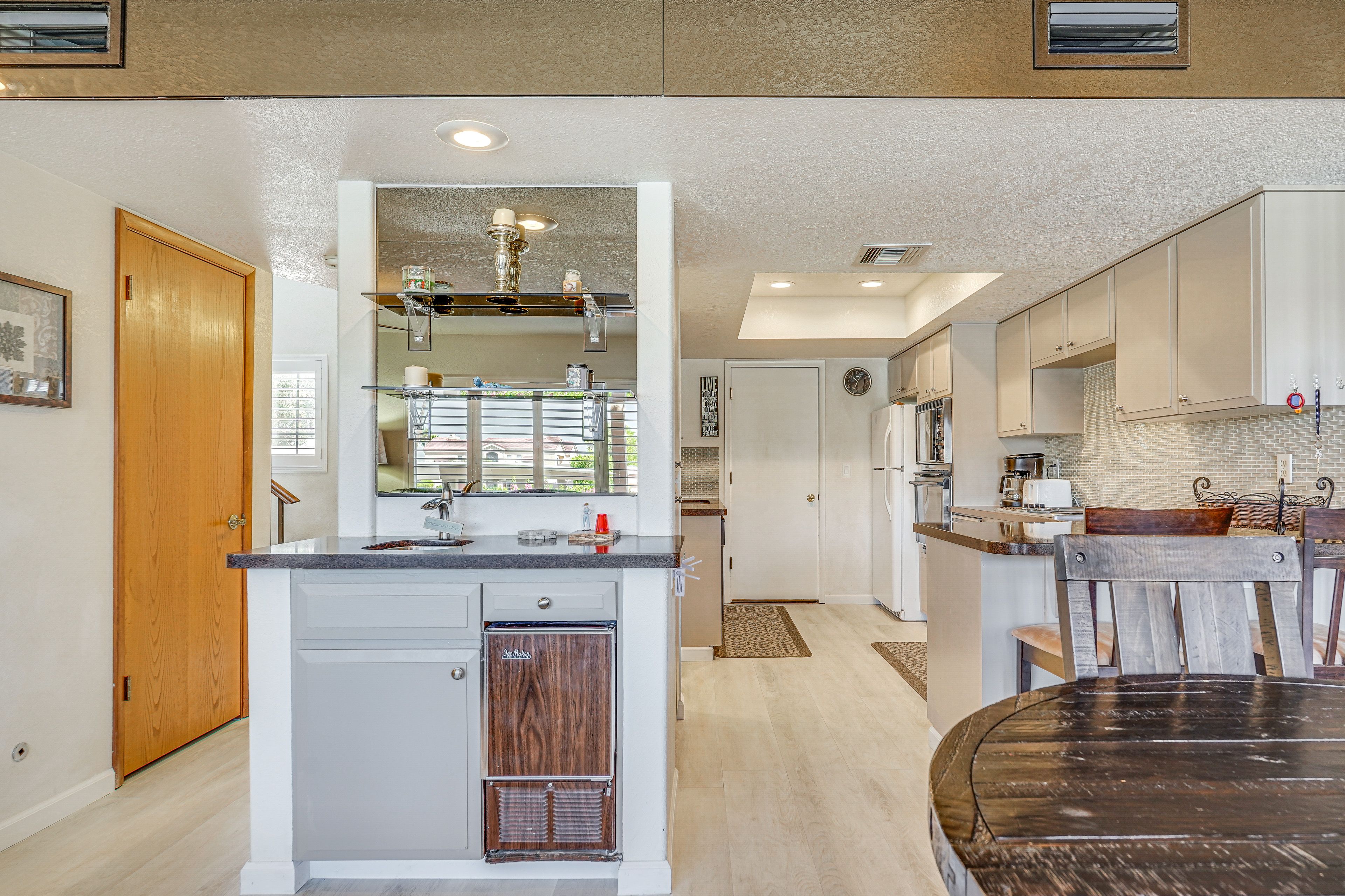 Wet Bar | Mini-Fridge | Breakfast Bar | Full Kitchen