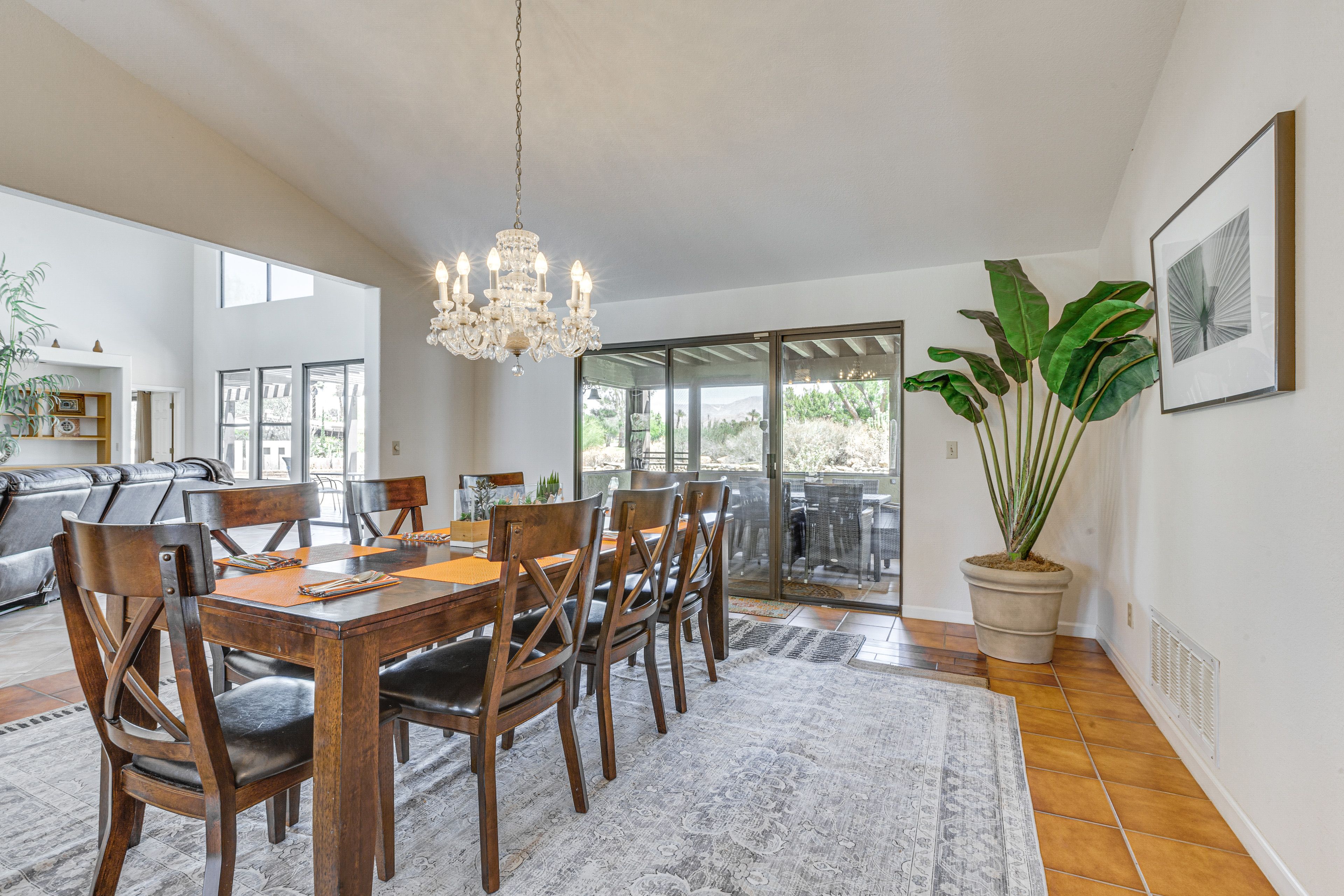 Dining Room | Dishes & Flatware Provided