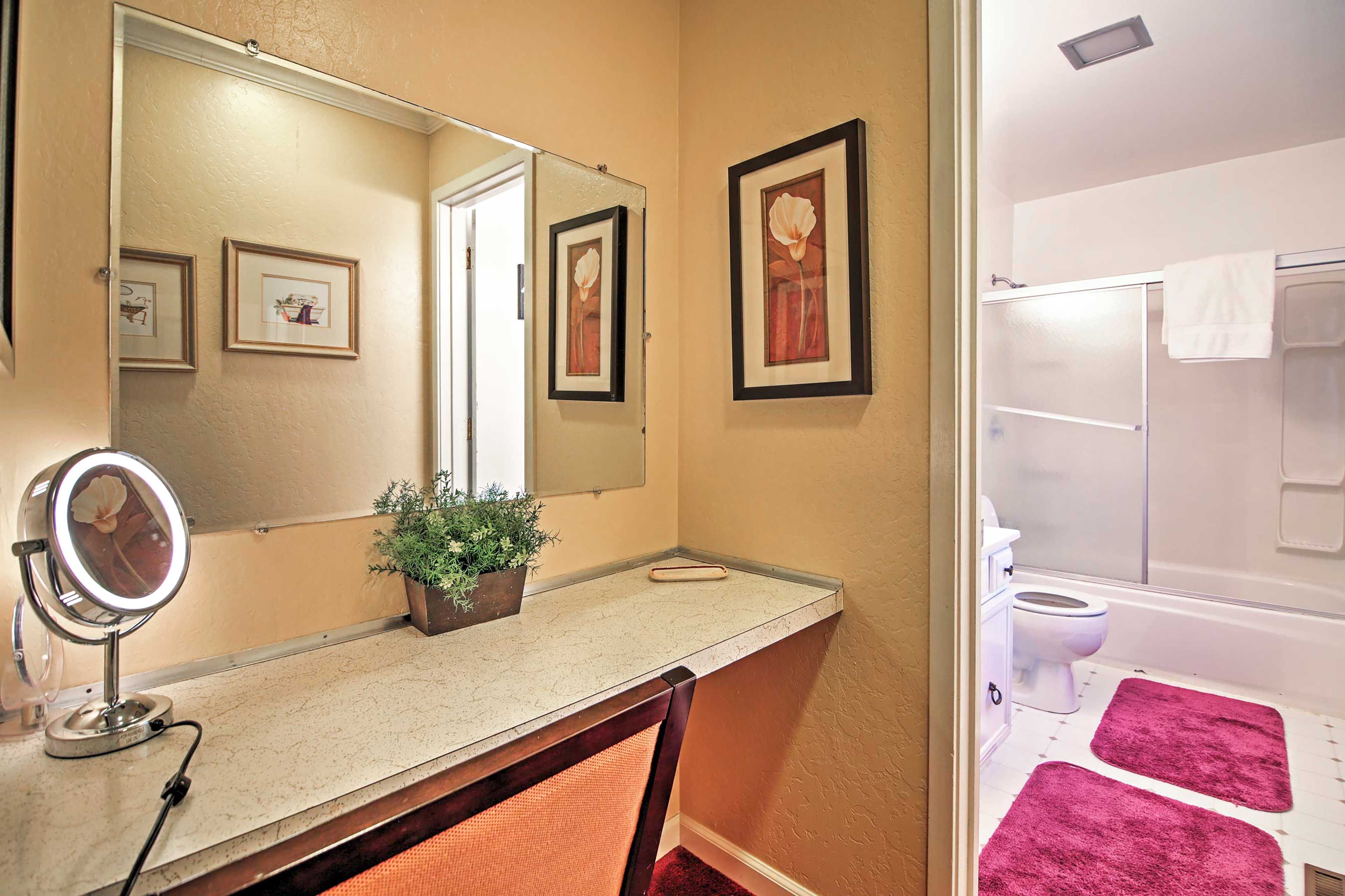 You'll love the convenience of this full en-suite bathroom.