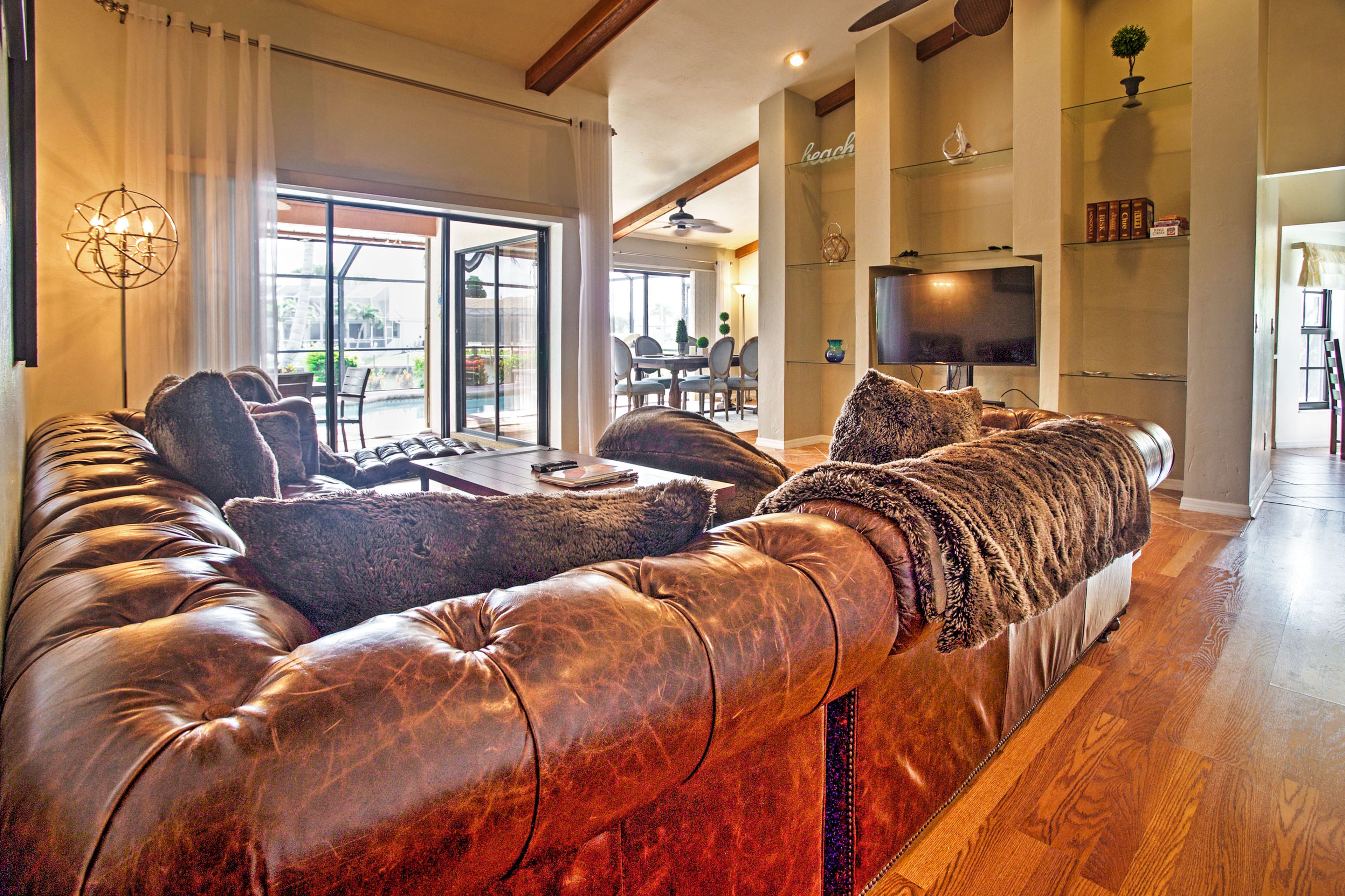 Living Room | Free WiFi | Central A/C & Heat | Cable TV