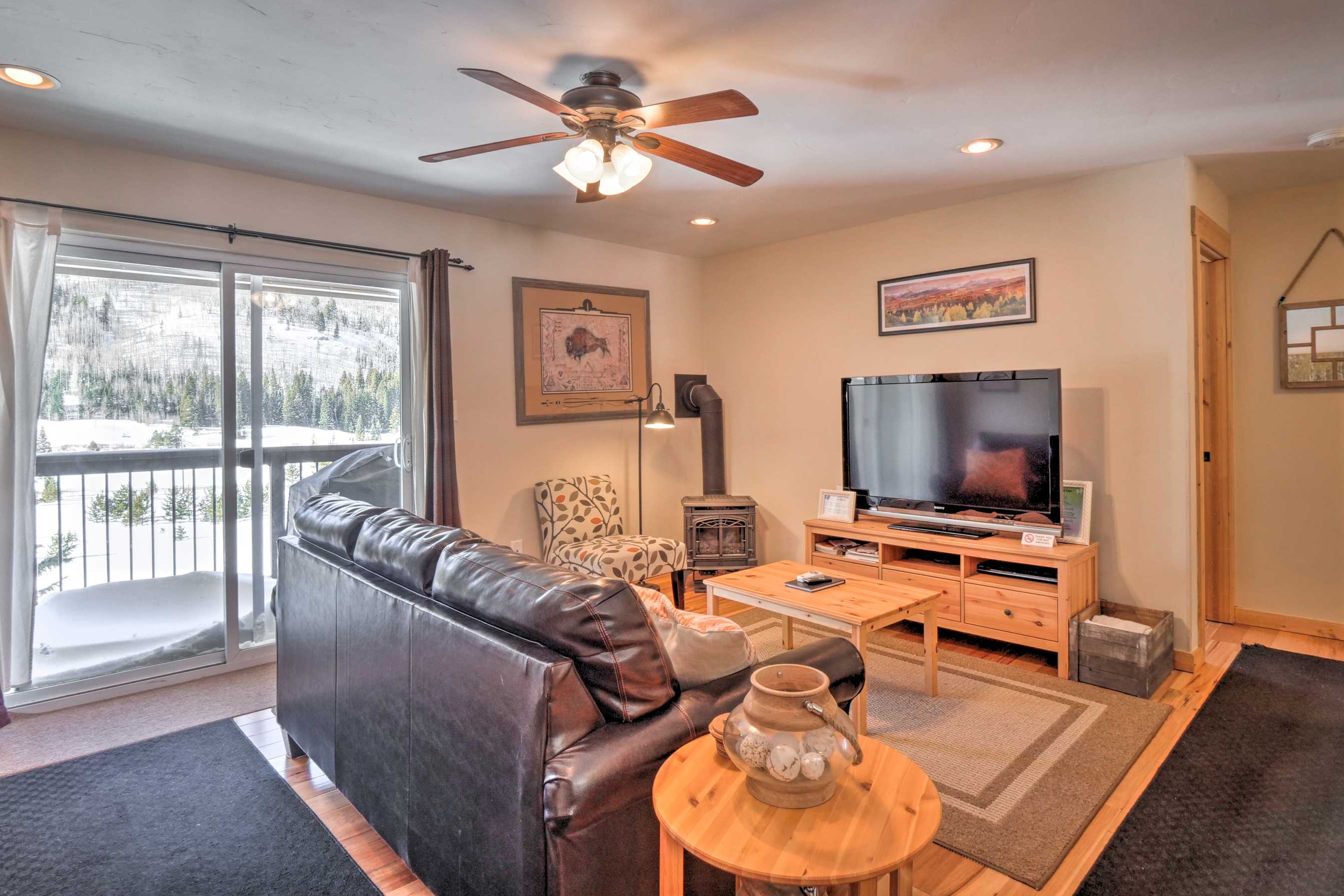 Living Room | Sleeper Sofa | Free WiFi | Gas Fireplace