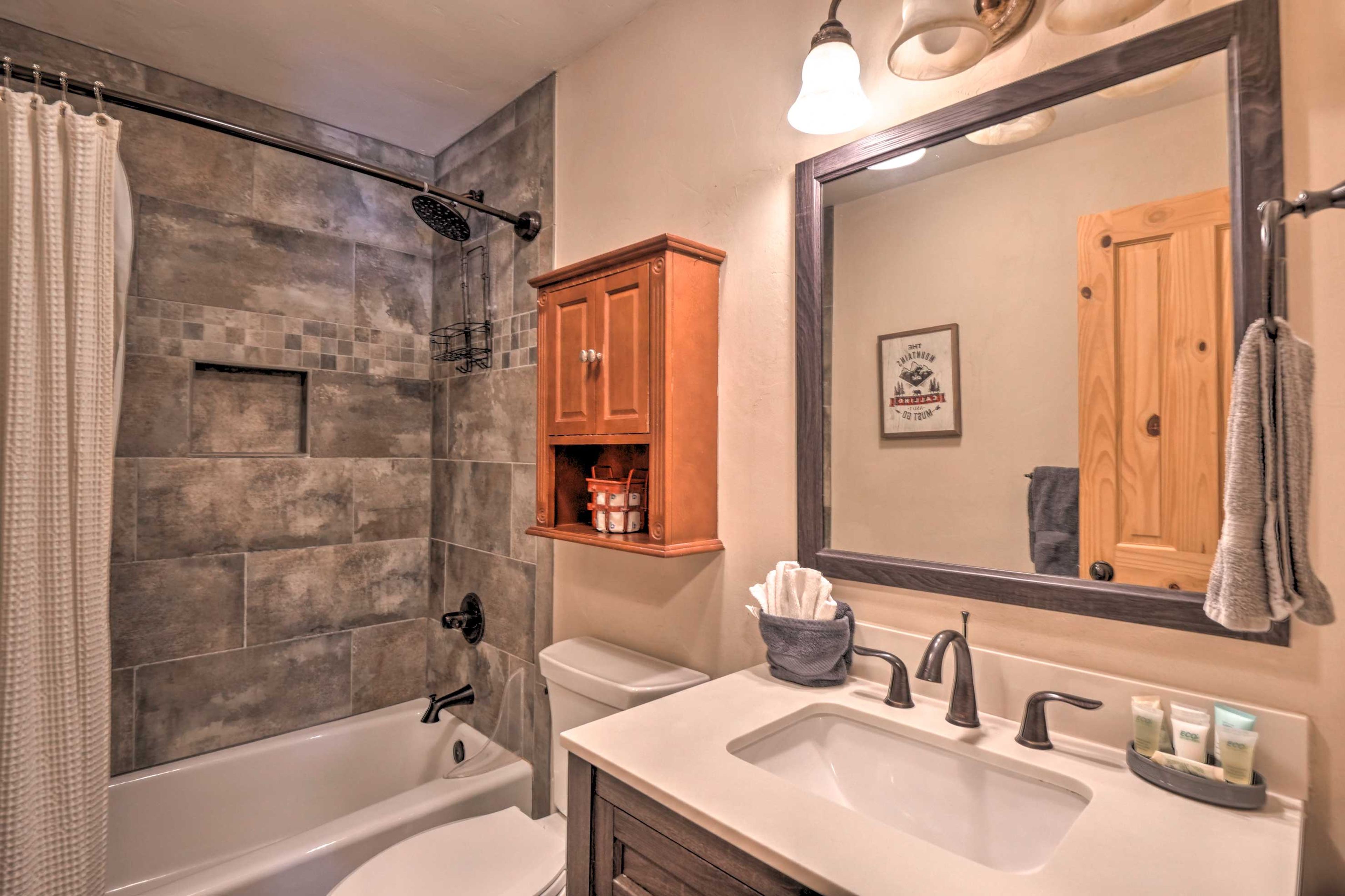 Full Bathroom | Towels & Linens Provided