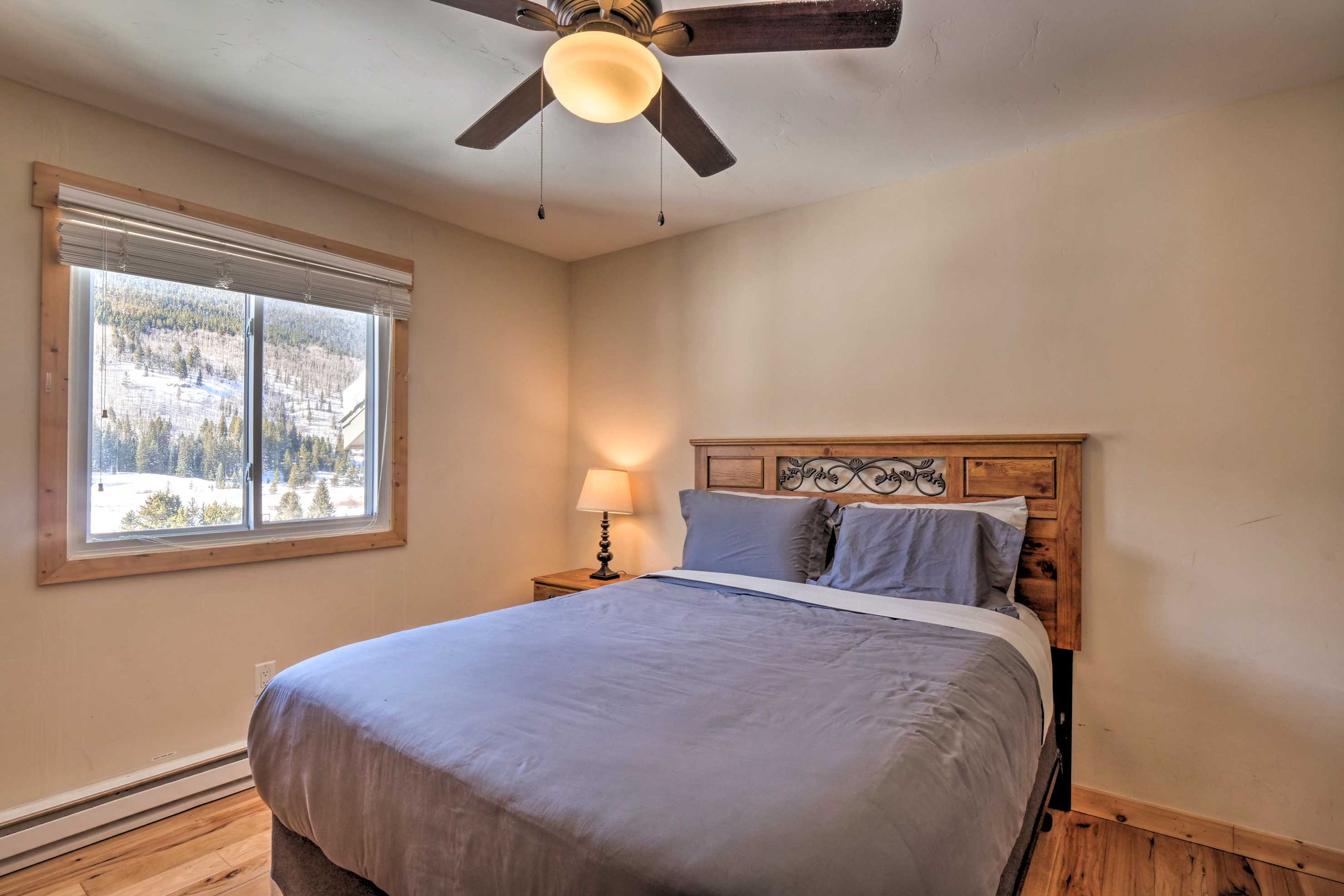 Bedroom 1 | Queen Bed