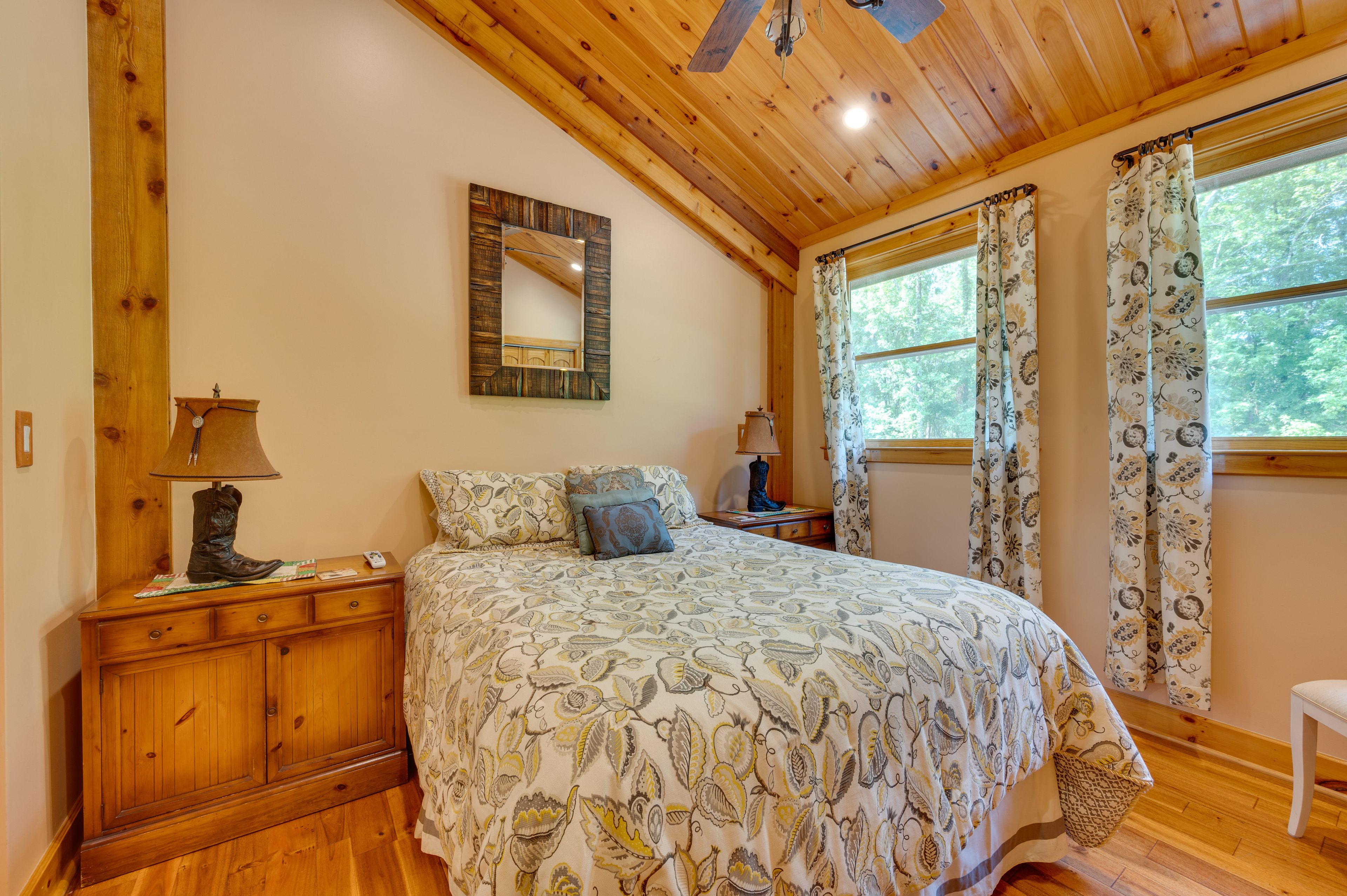 Bedroom | Queen Bed