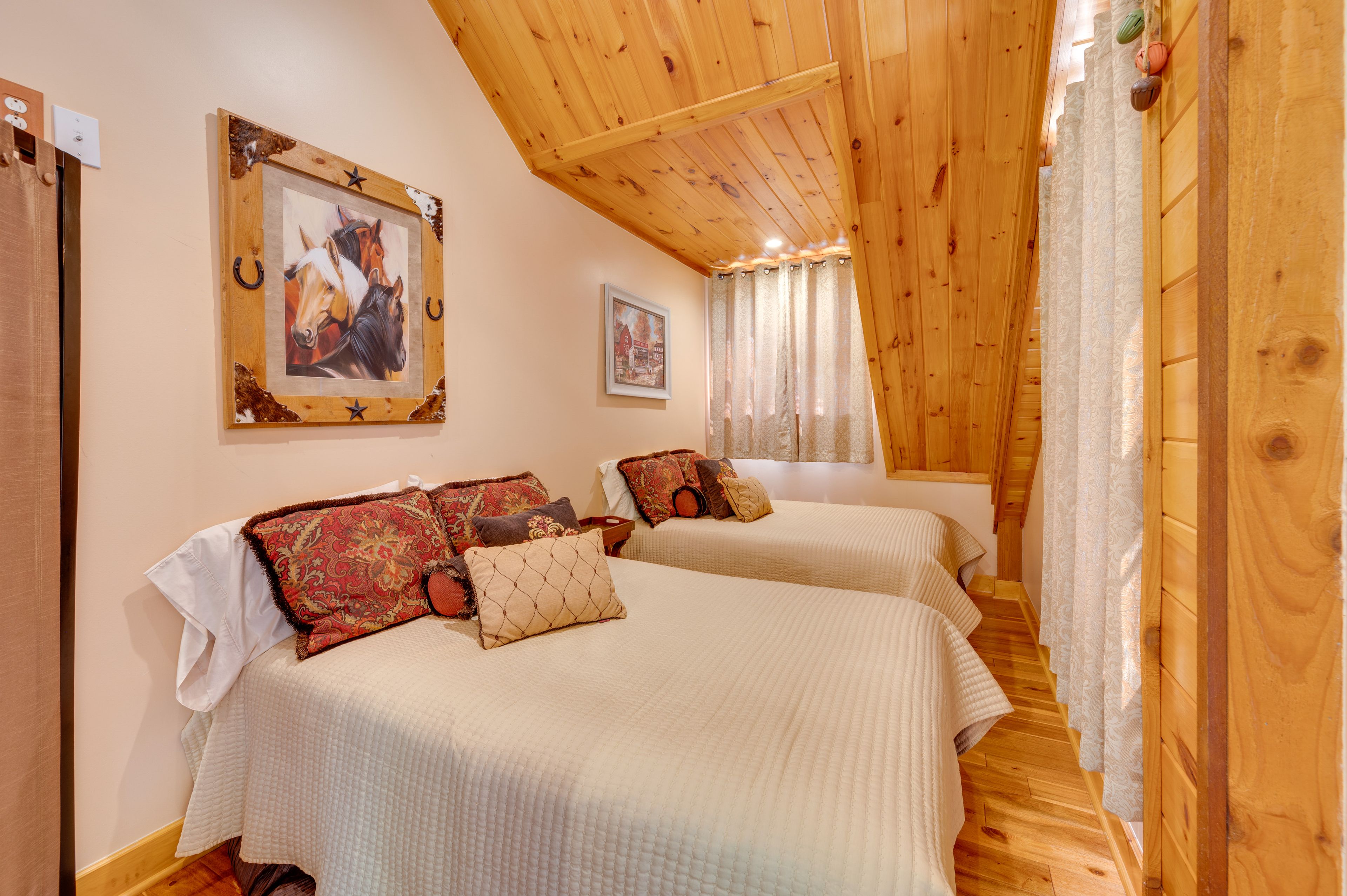 Sleeping Nook | 2 Full Beds | Linens Provided