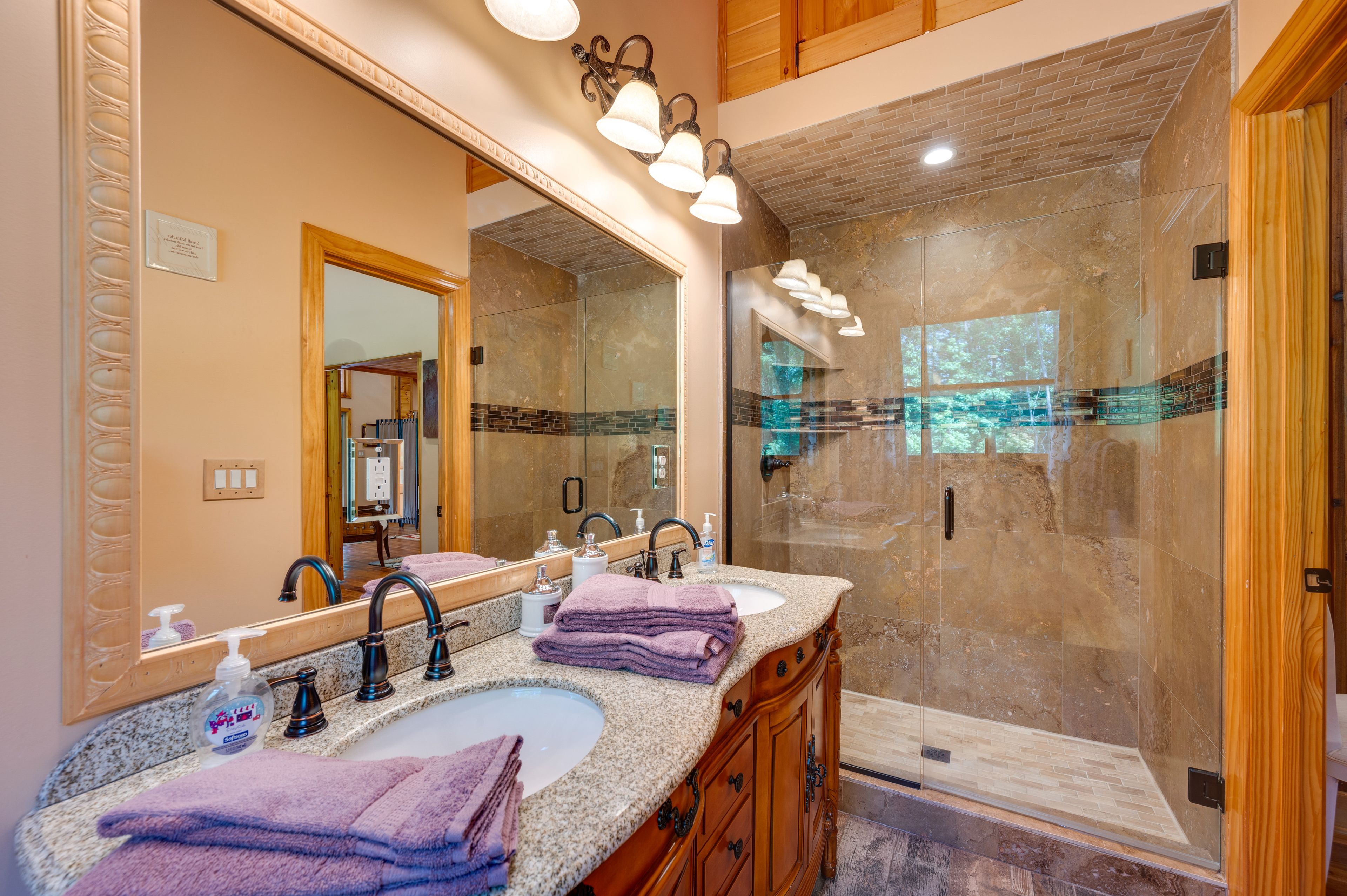 Full Bathroom | Towels Provided | Complimentary Toiletries
