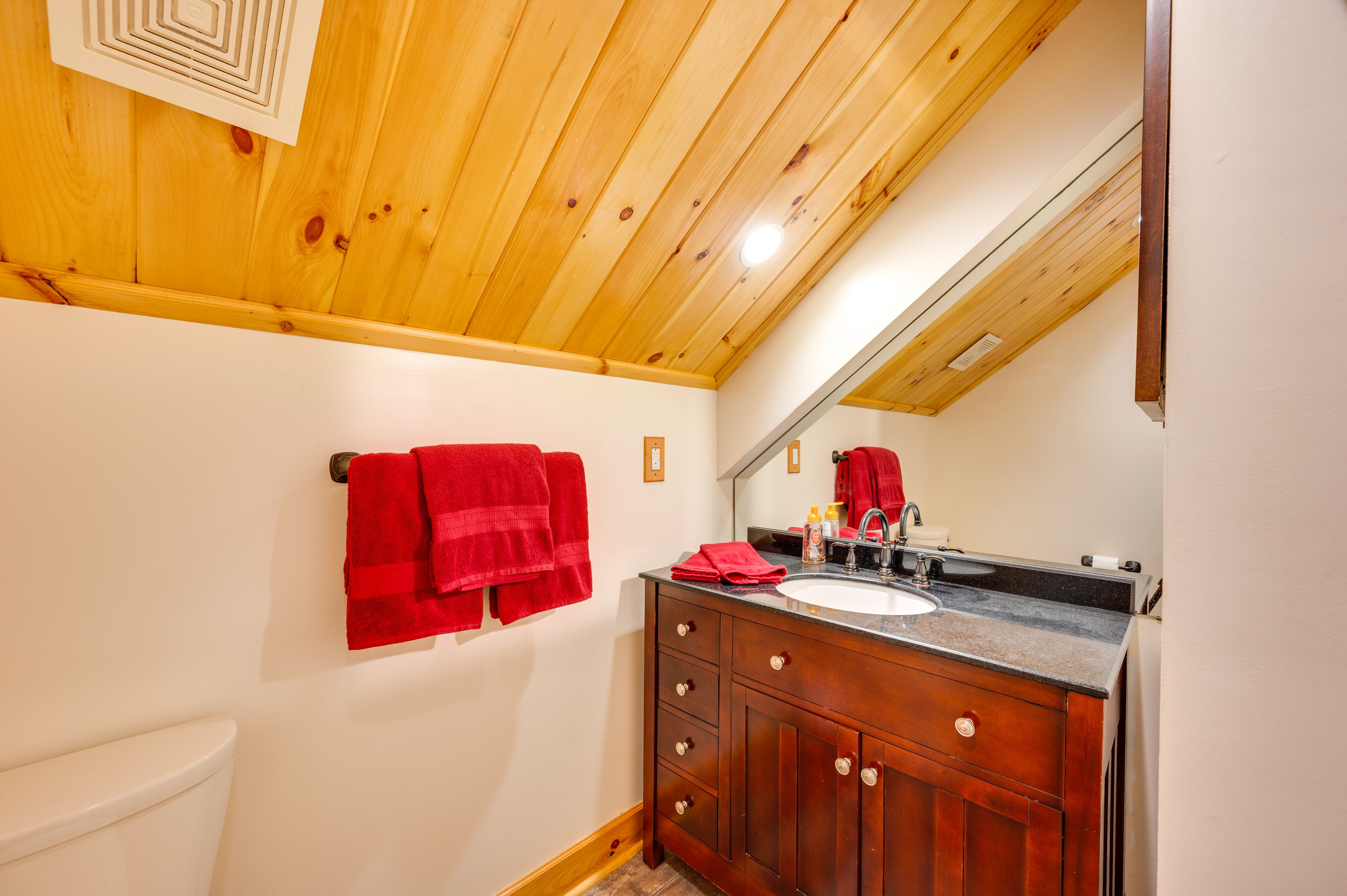 Full Bathroom | Towels Provided | Complimentary Toiletries