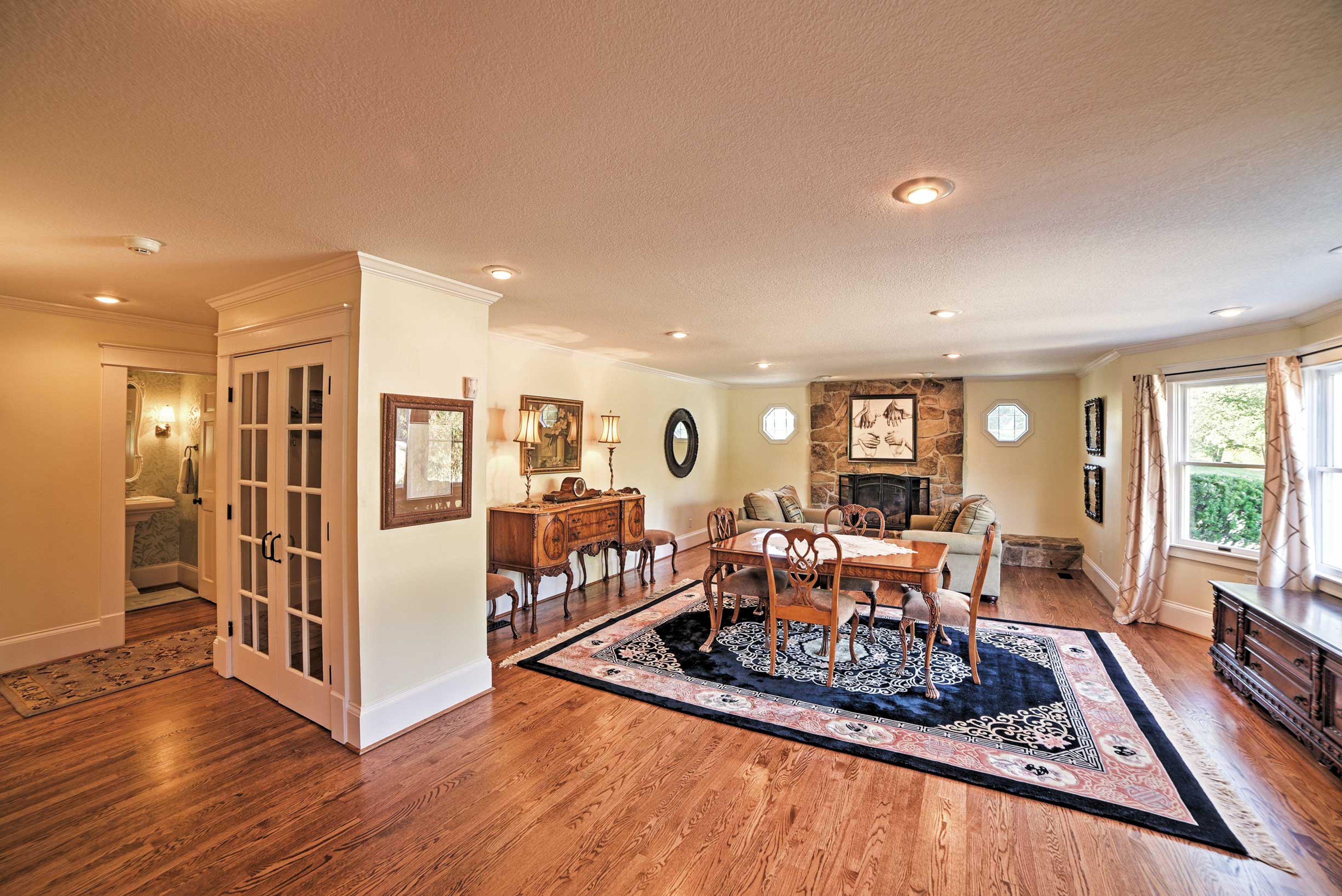 Dining Area | Parking | Garage (1 Vehicle) | Driveway (5 Vehicles)