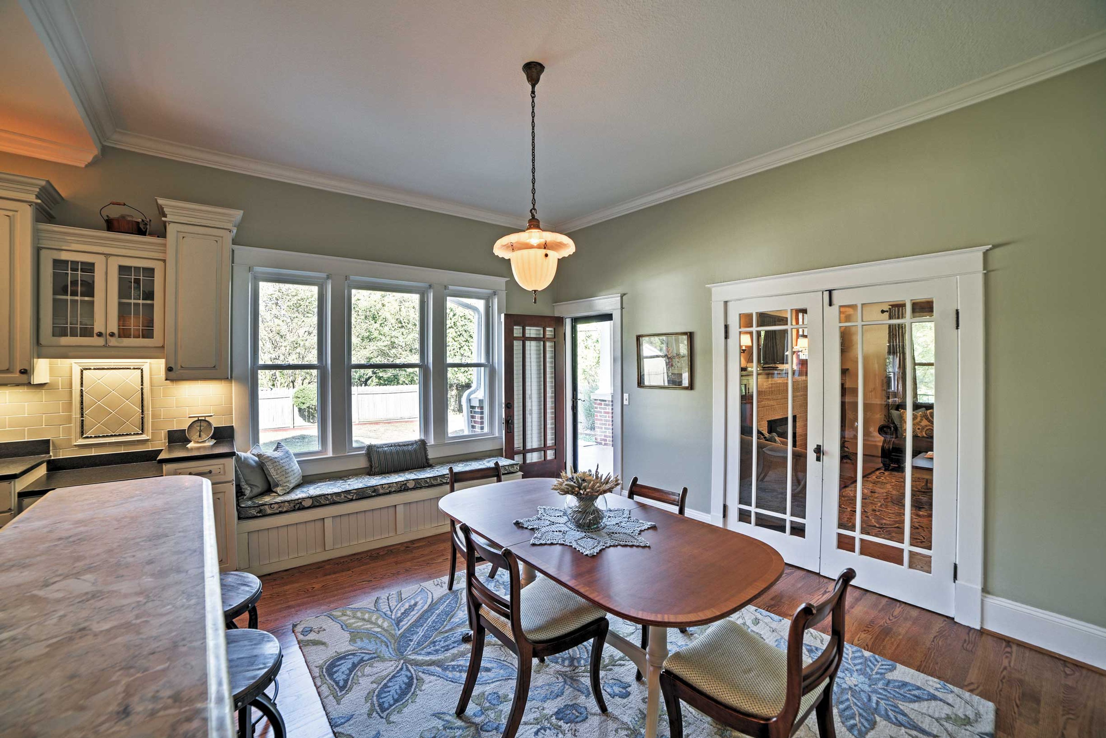 Additional Dining Area | Reading Nook