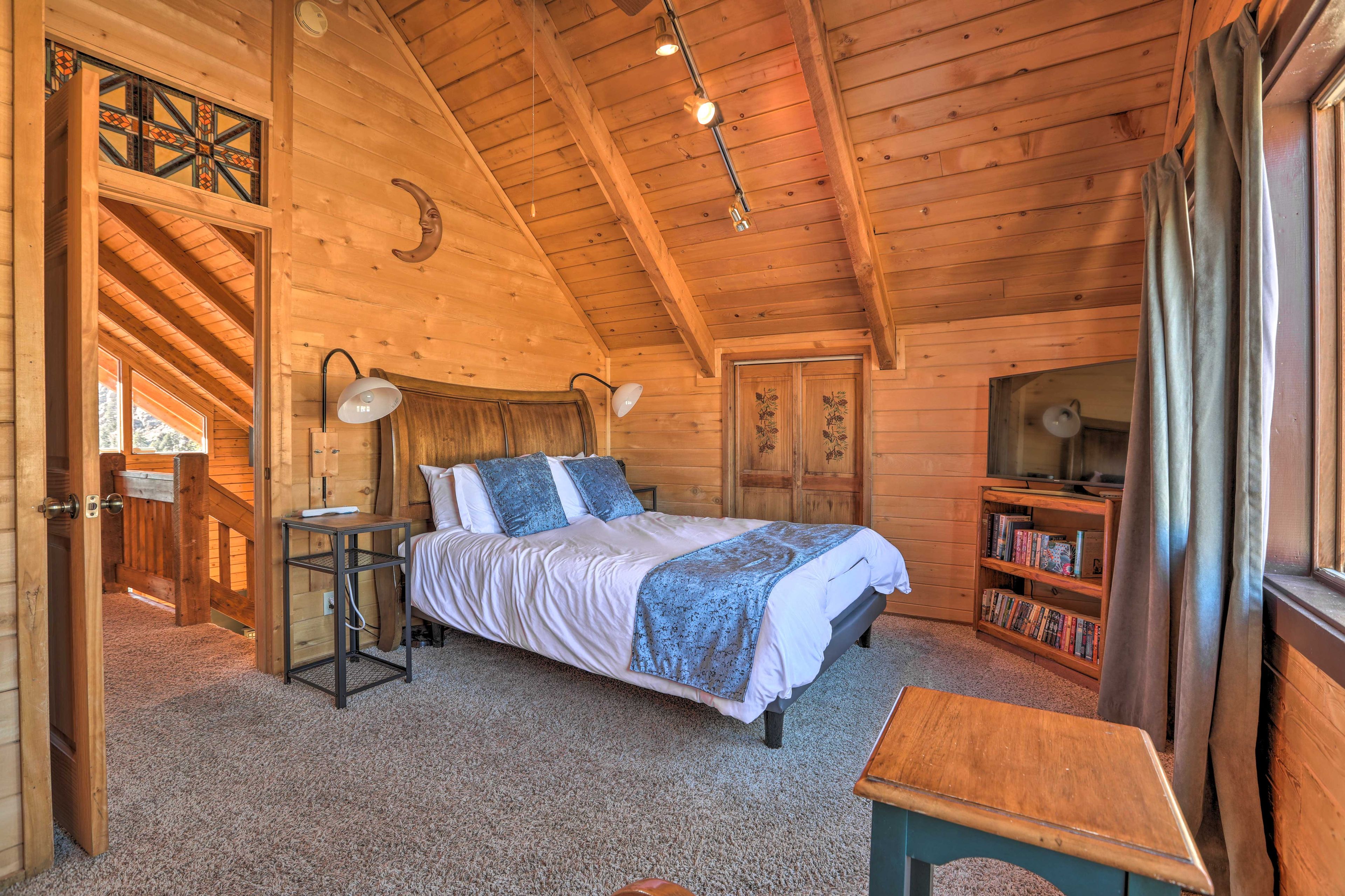 Bedroom 1 | Queen Bed | 3rd Floor | Linens Provided