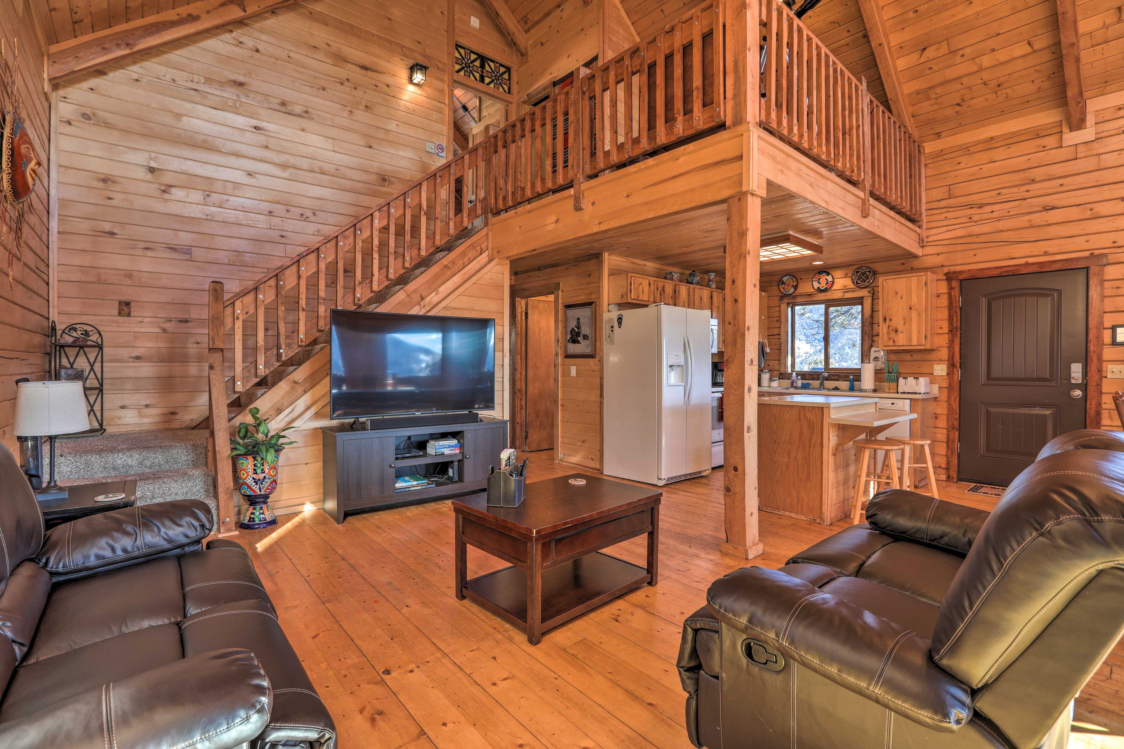 Living Room | Ceiling Fans | Electric Heating | Free WiFi | Central A/C