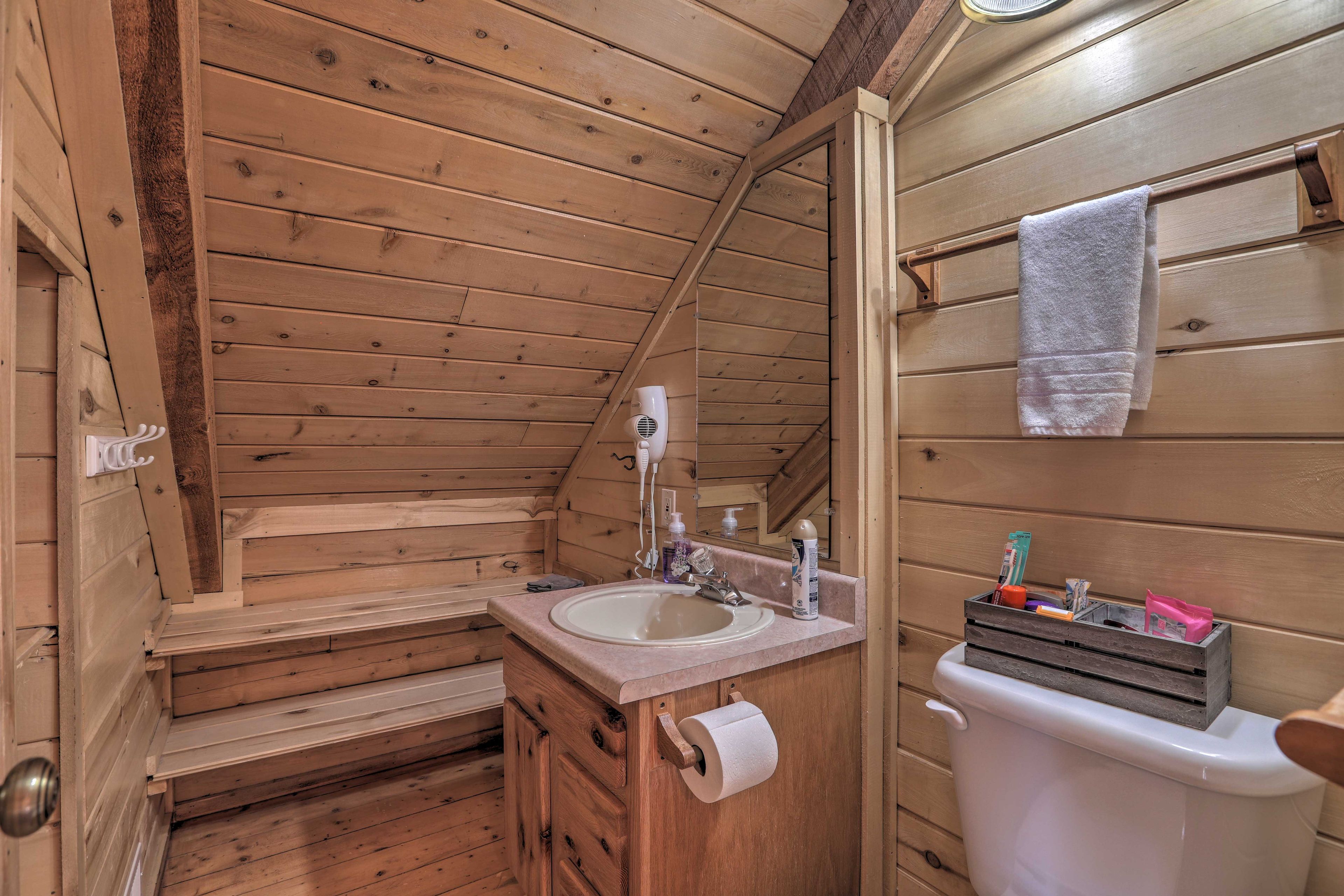 Full Bathroom | Complimentary Toiletries