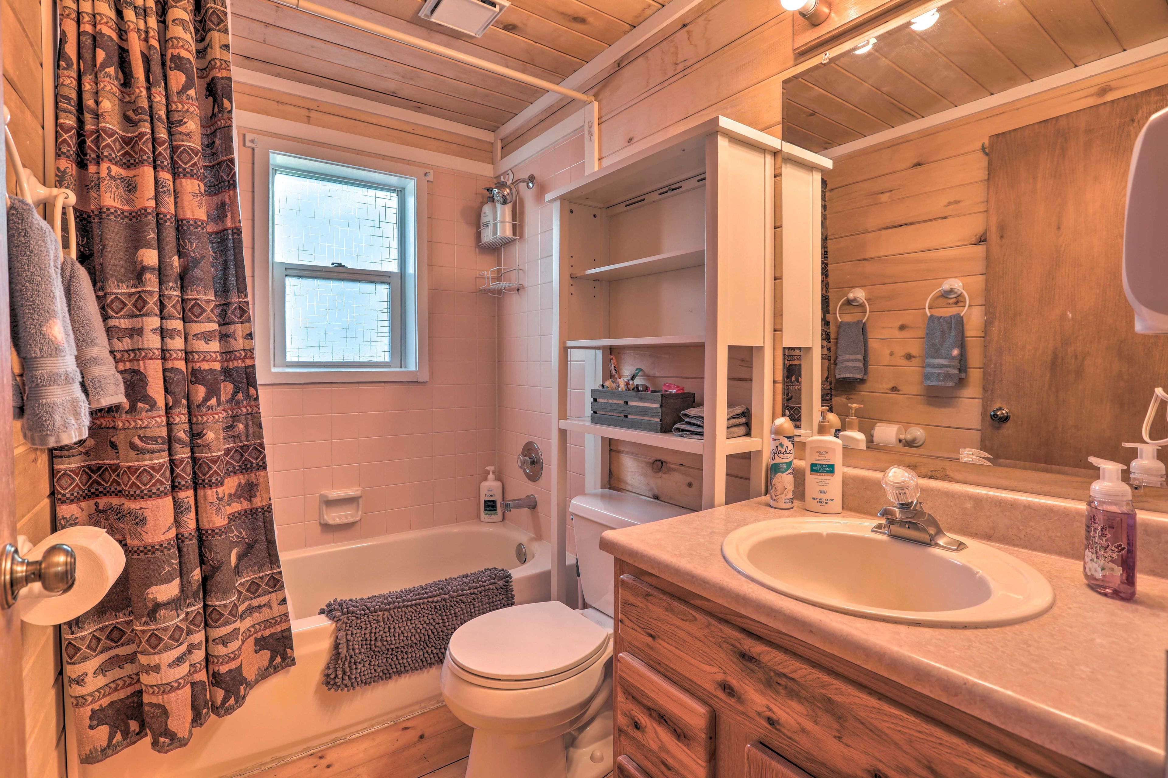 Full Bathroom | Towels Provided