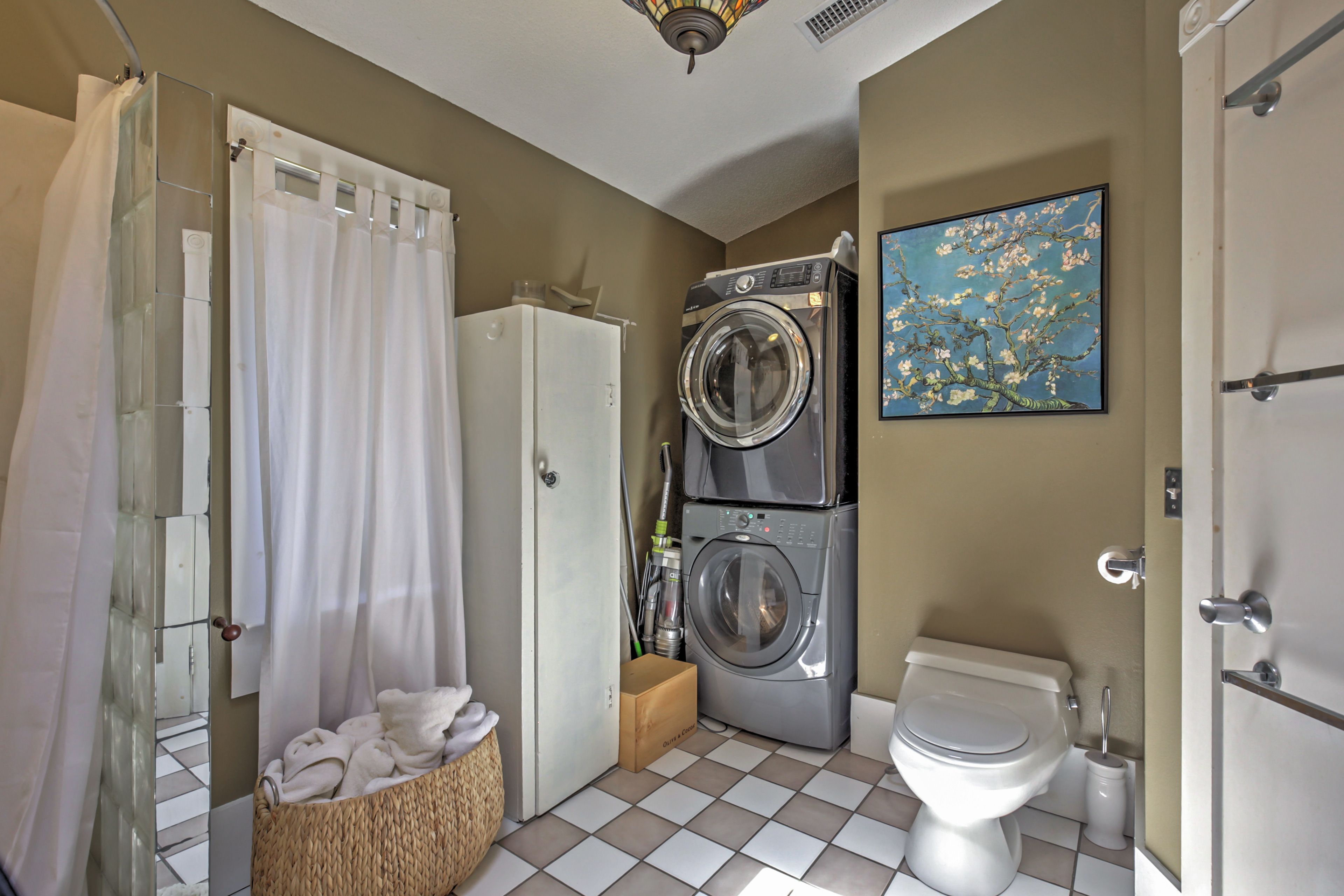 Full Bathroom | Washer/Dryer