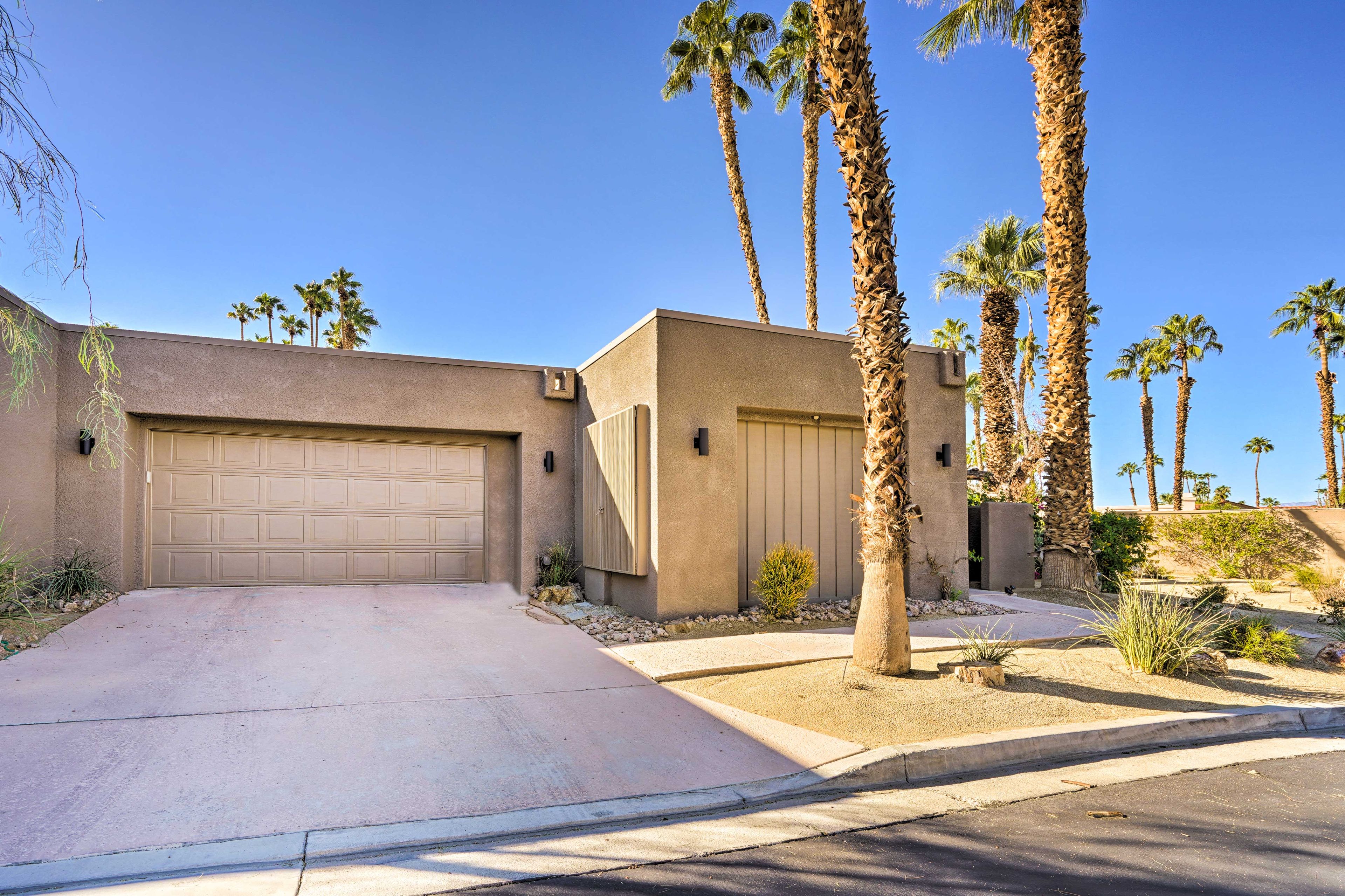 Parking | Garage (2 Vehicles) | Driveway (2 Vehicles)