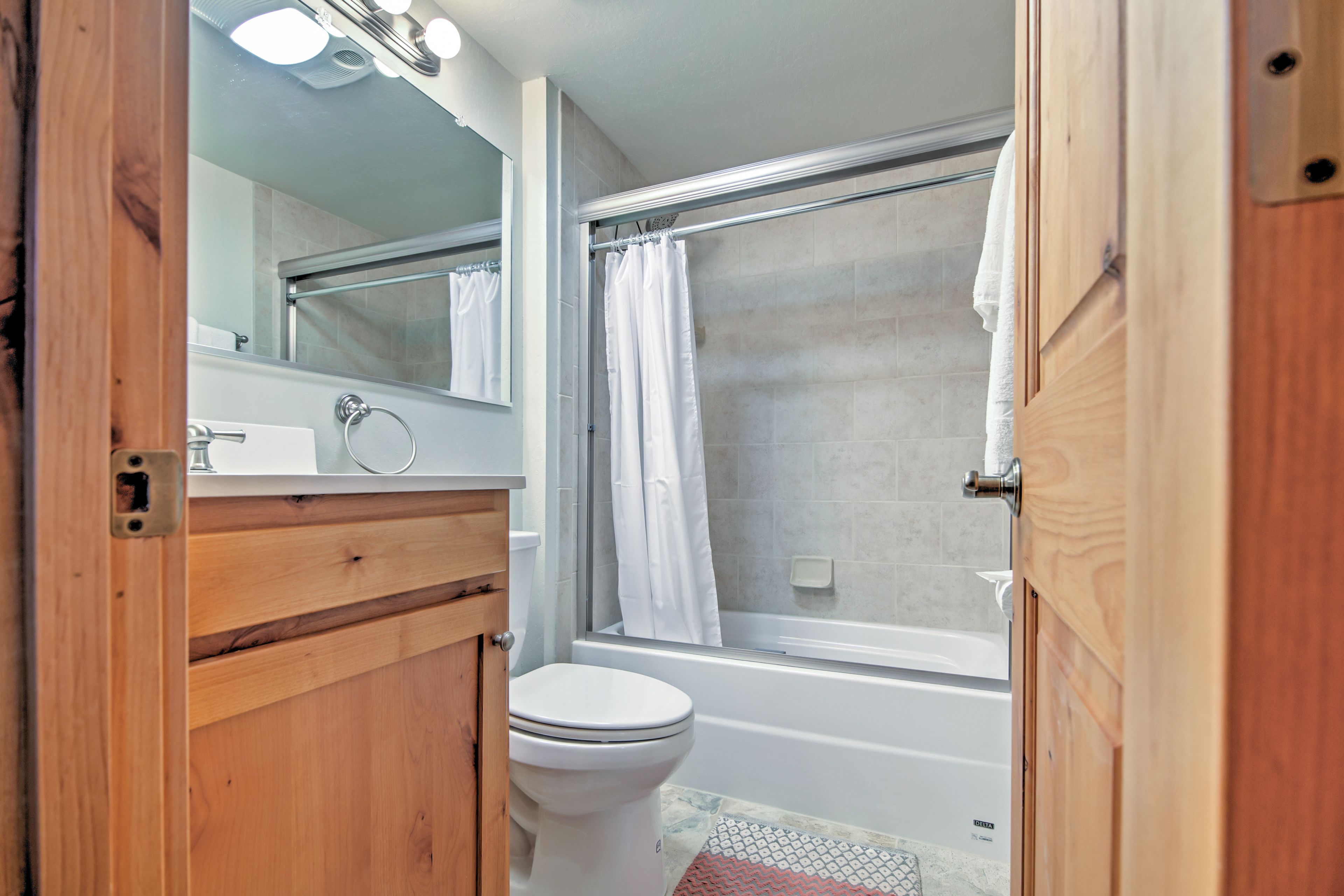 En-Suite Bathroom | Towels Provided