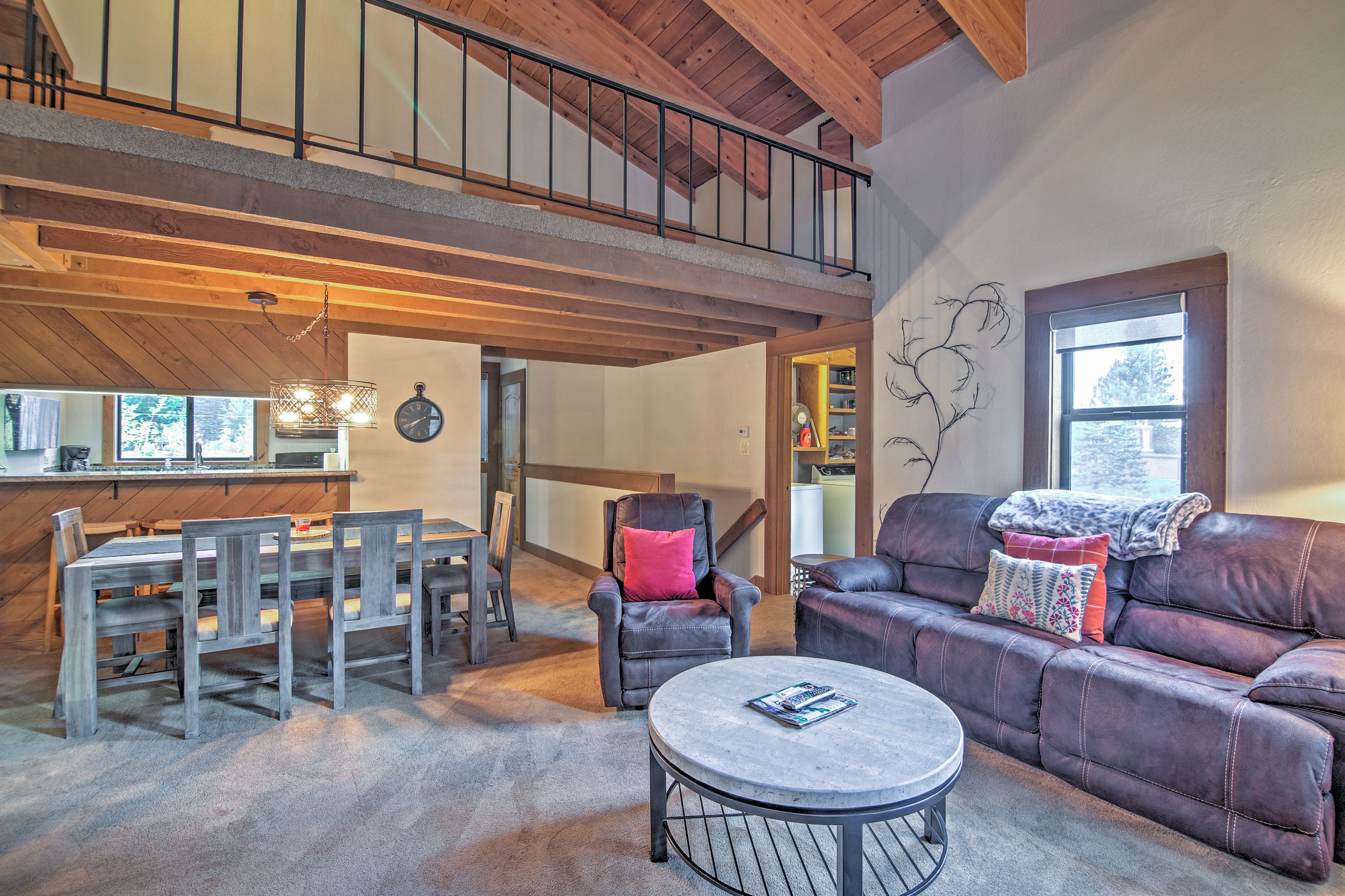 Living Room | Free WiFi | Central Heat | Smart TV | Gas Fireplace