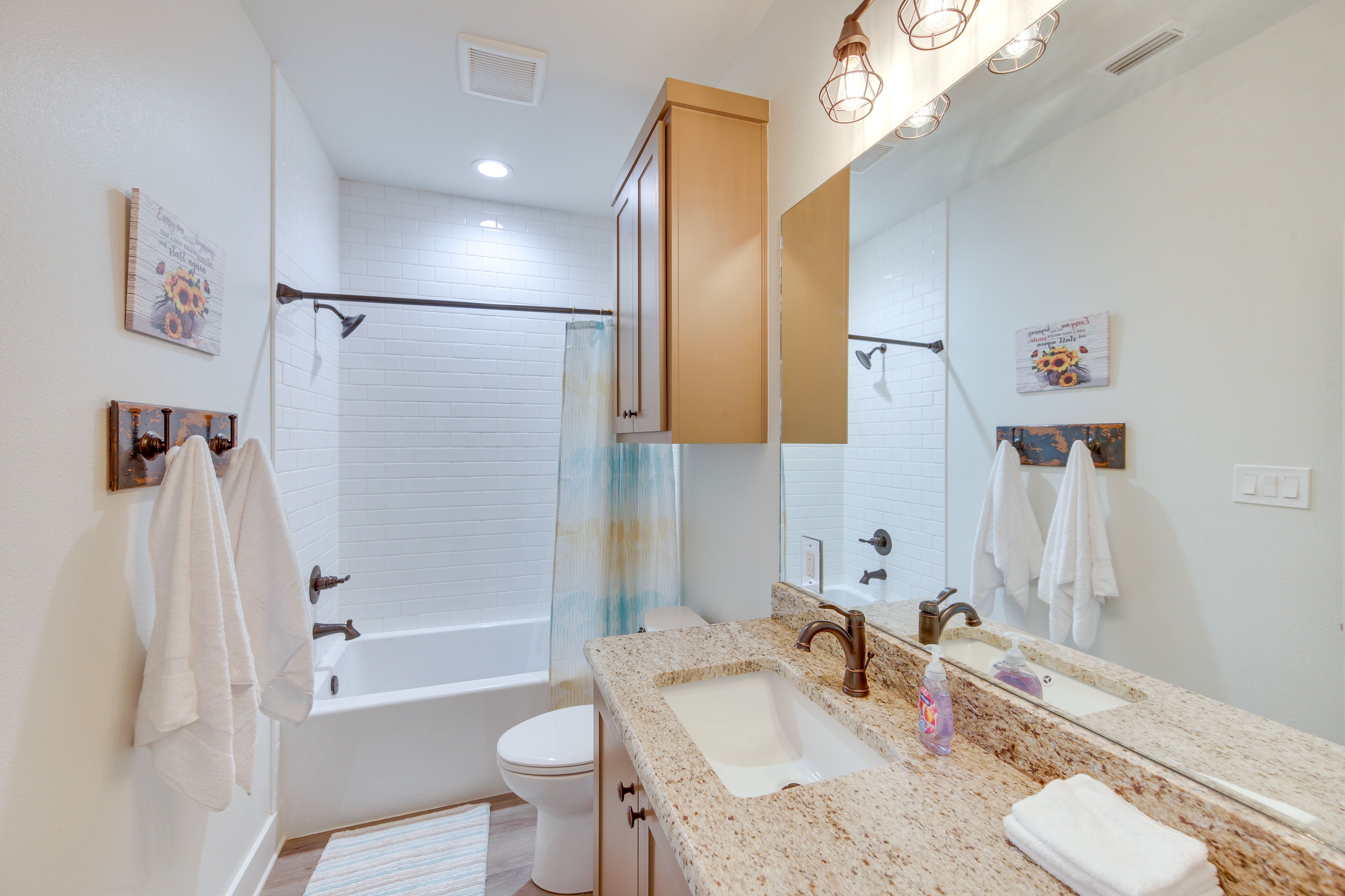 Full Bathroom | Towels Provided