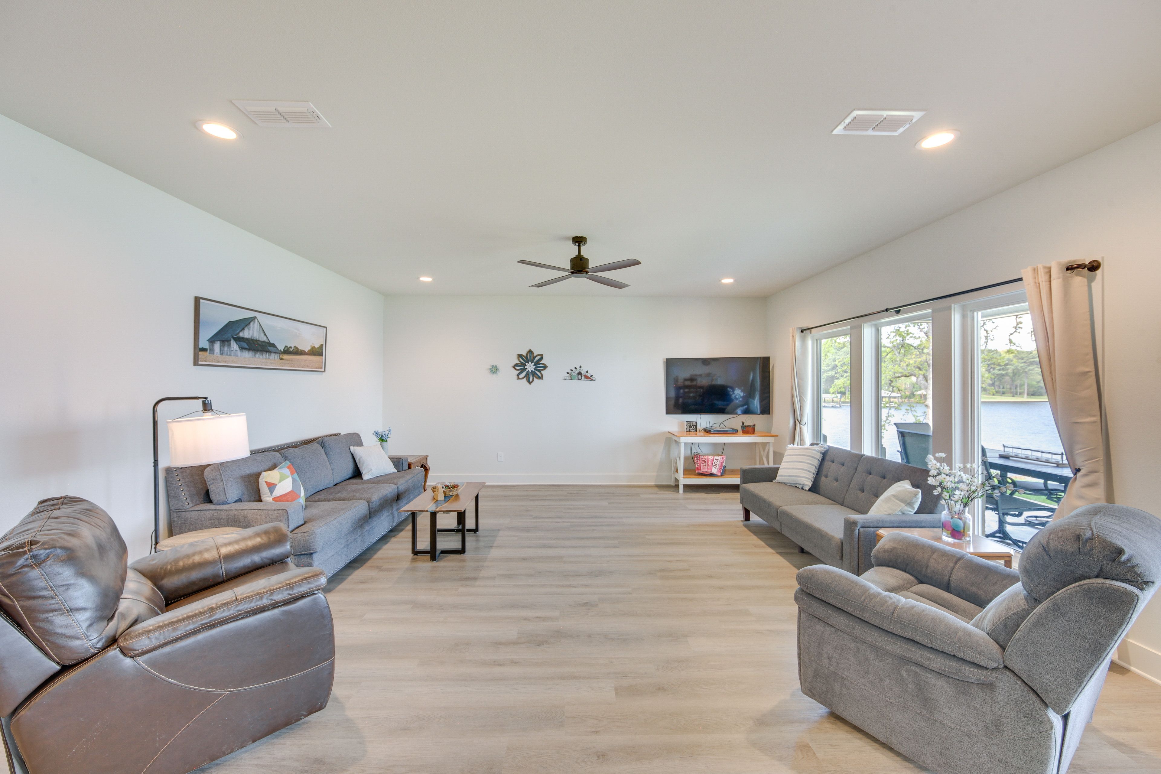 Living Room | Smart TV | Central A/C