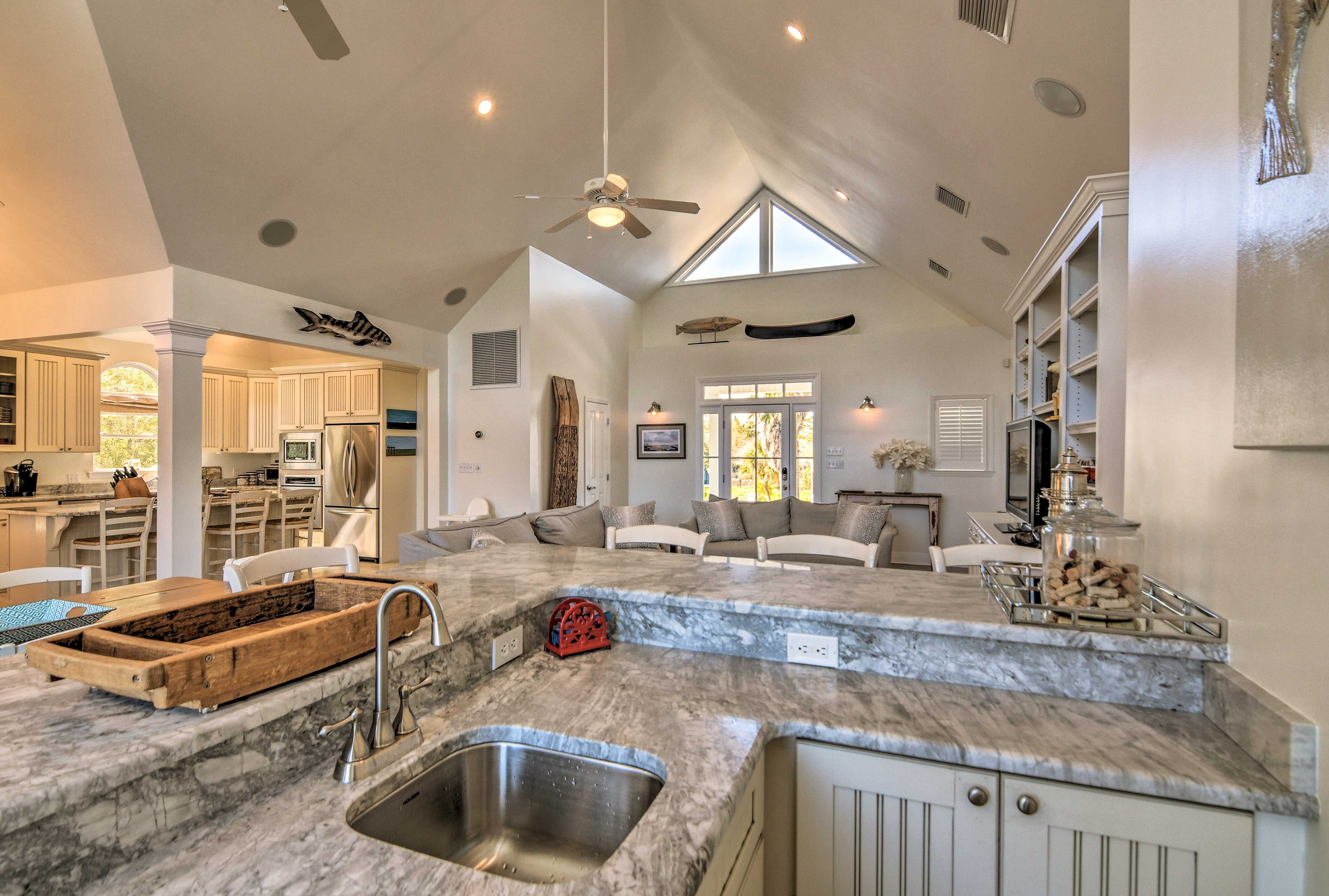 Opposite the kitchen is a wet bar - perfect for happy hour!