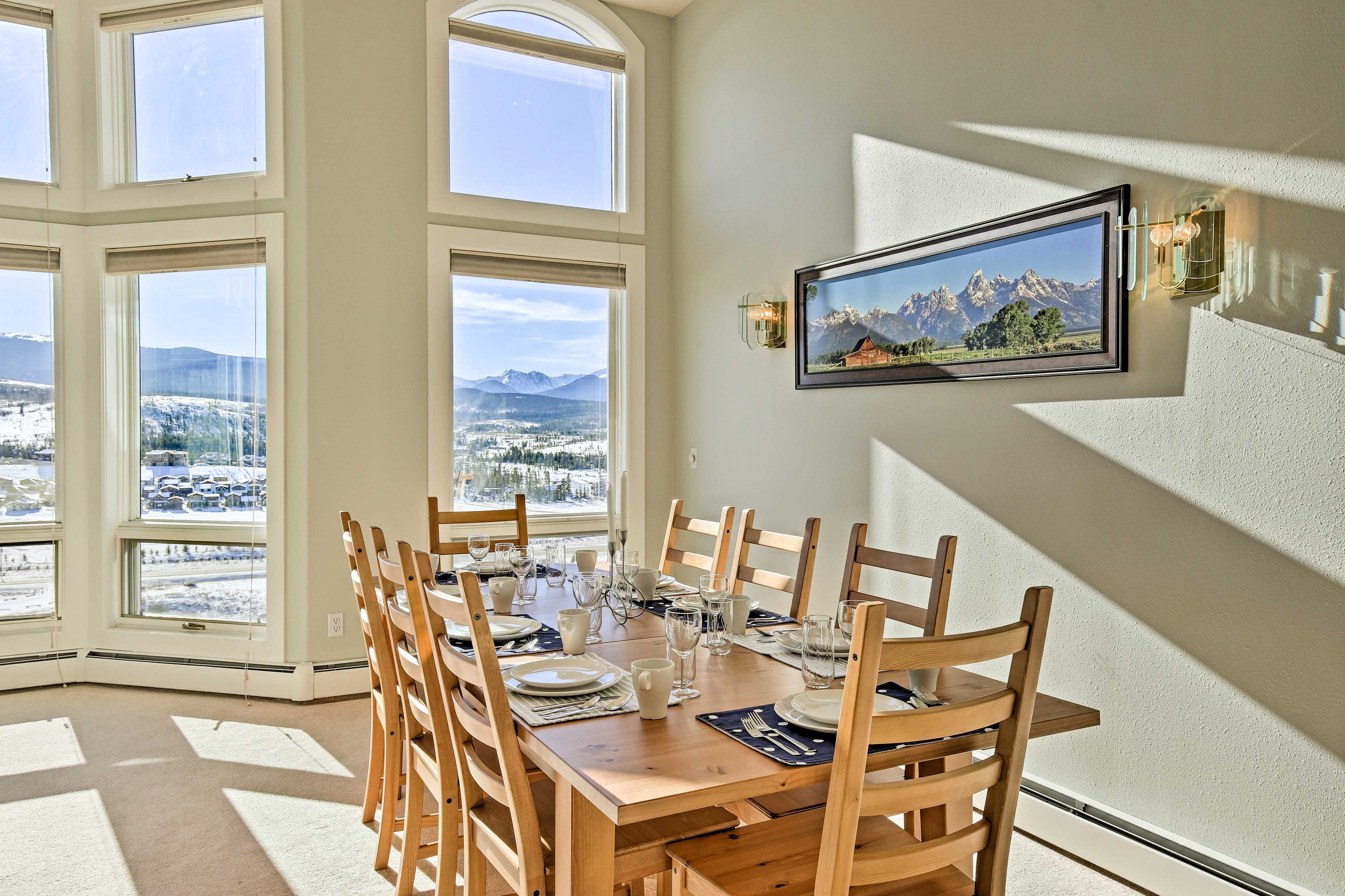Relish beautiful views and delicious food simultaneously.