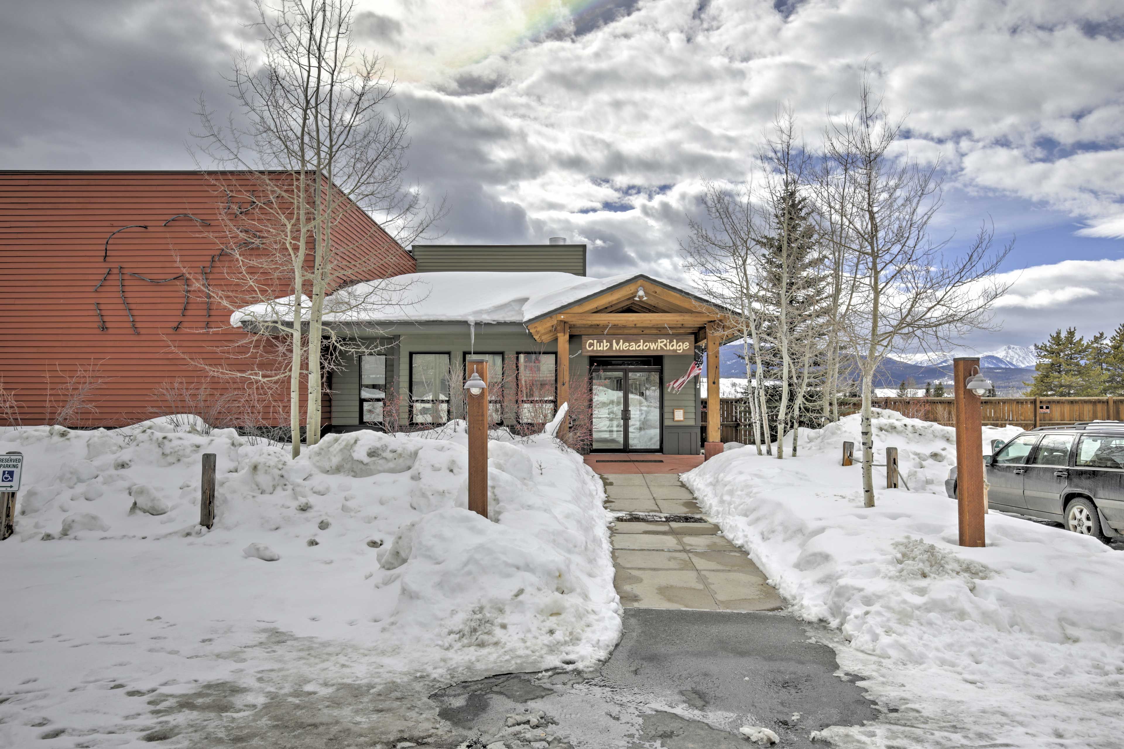 Enjoy access to community amenities, including a heated pool, hot tub, gym/fitness center, and more!