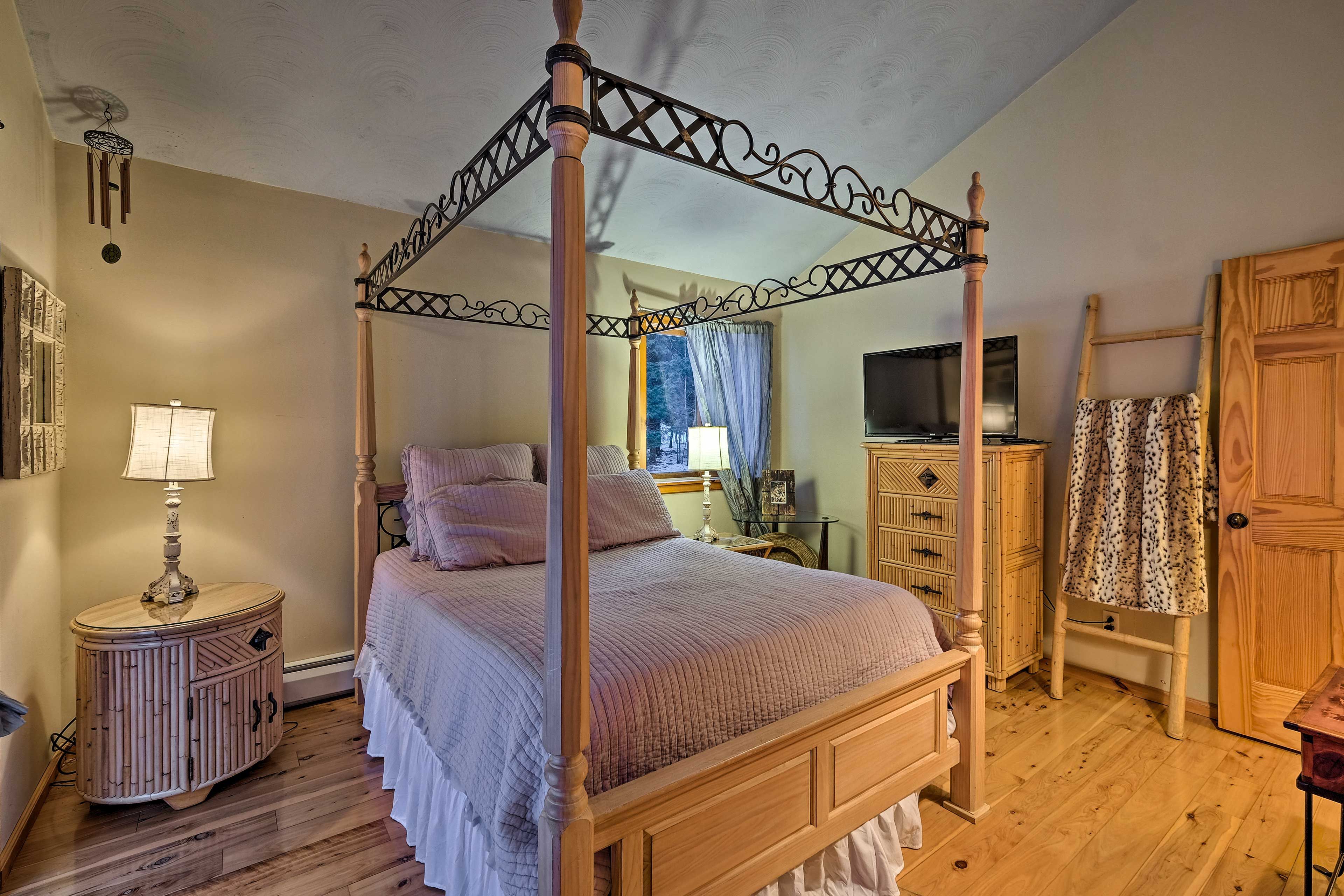 Bedroom 1 | King Bed | Linens Provided