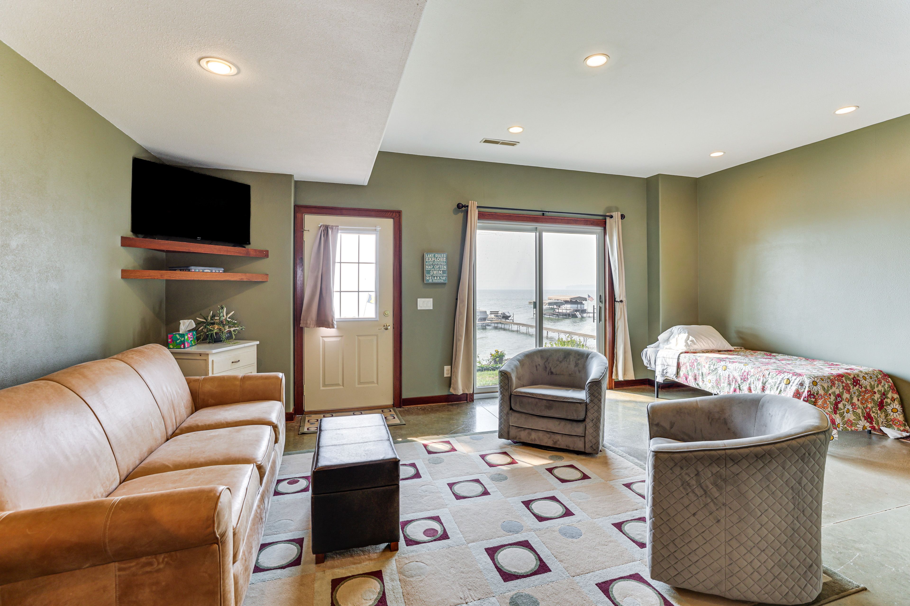 Basement Living Room | Wet Bar | Sleeper Sofa | Twin Bed