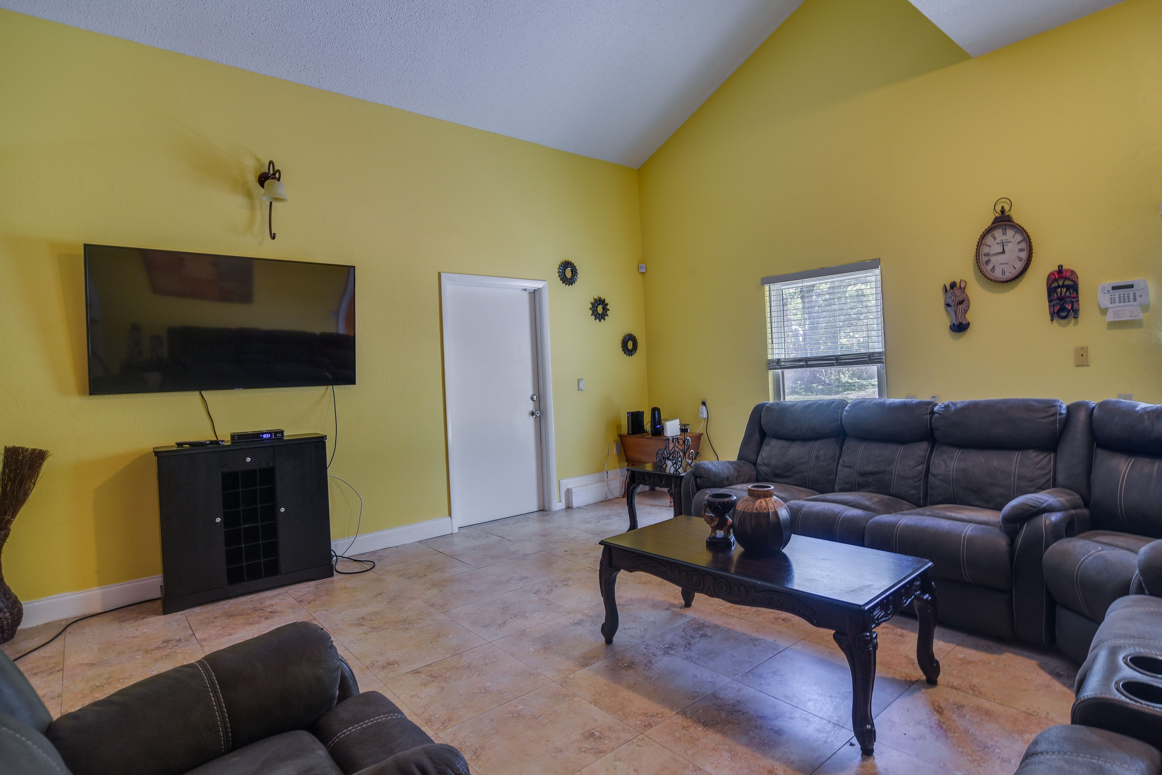 Living Room | 3 Smart TVs | Free WiFi