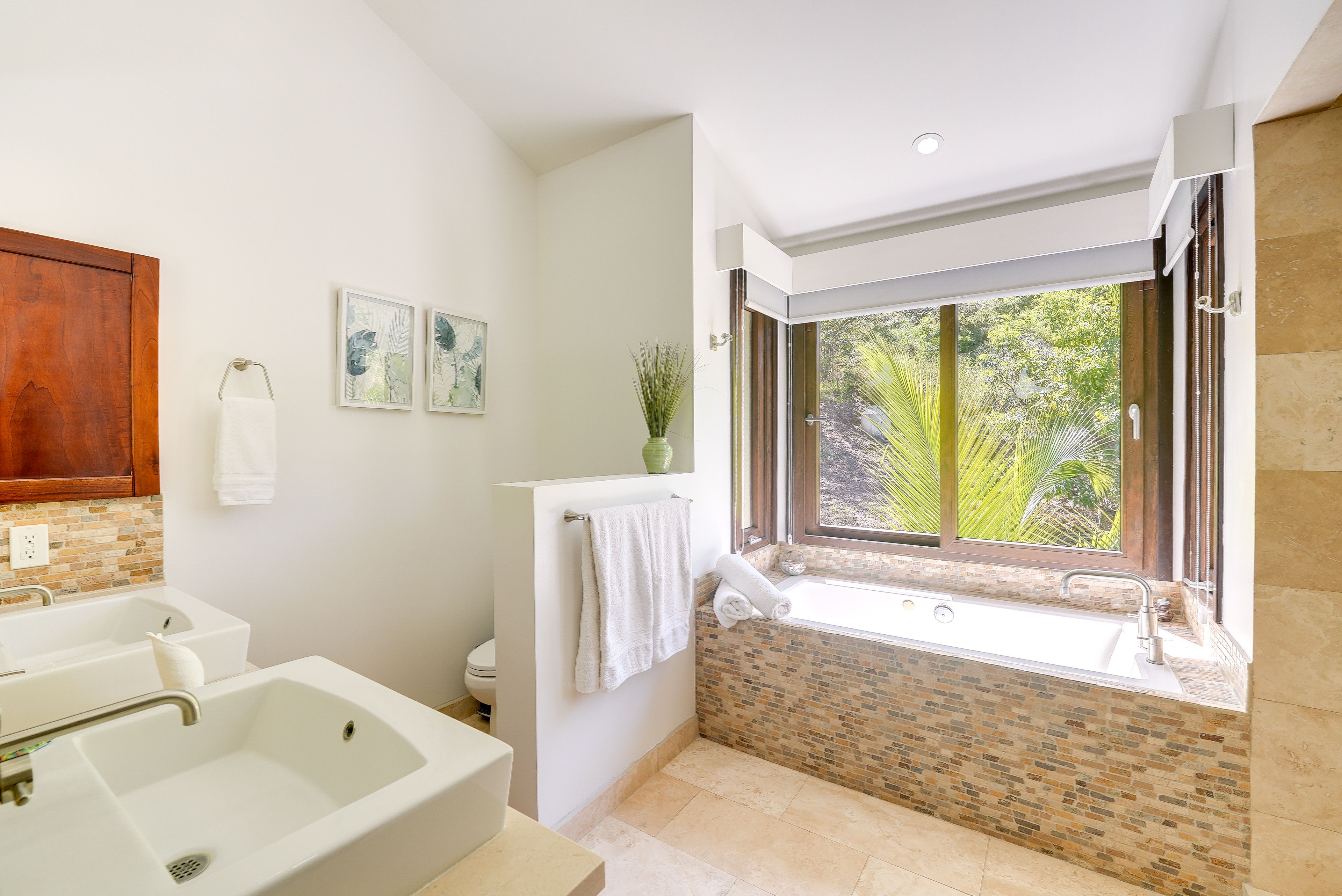 Full Bathroom | Towels Provided | Soaking Tub | Shower