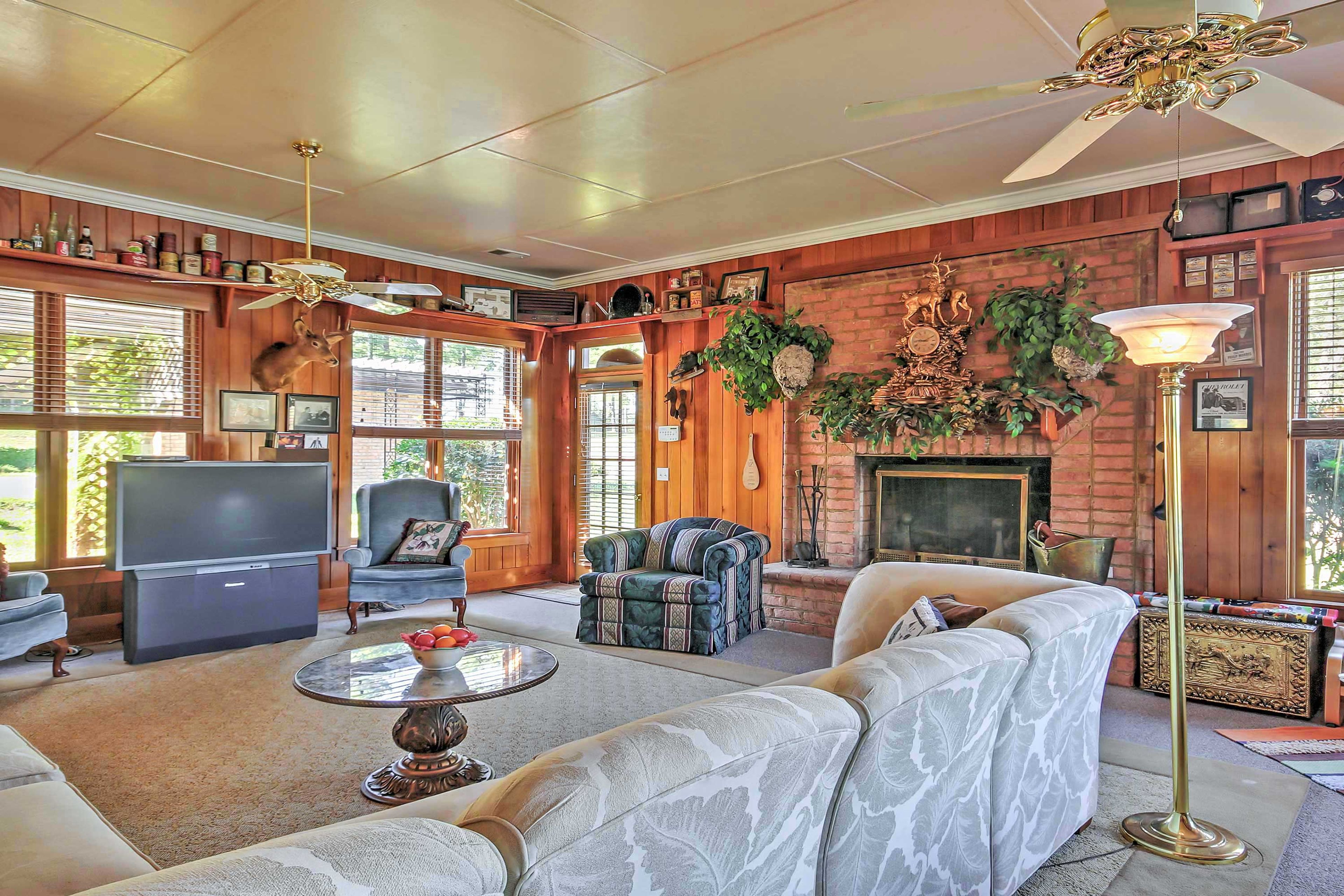 Living Room | Free WiFi | DVD Player | Assorted Movies